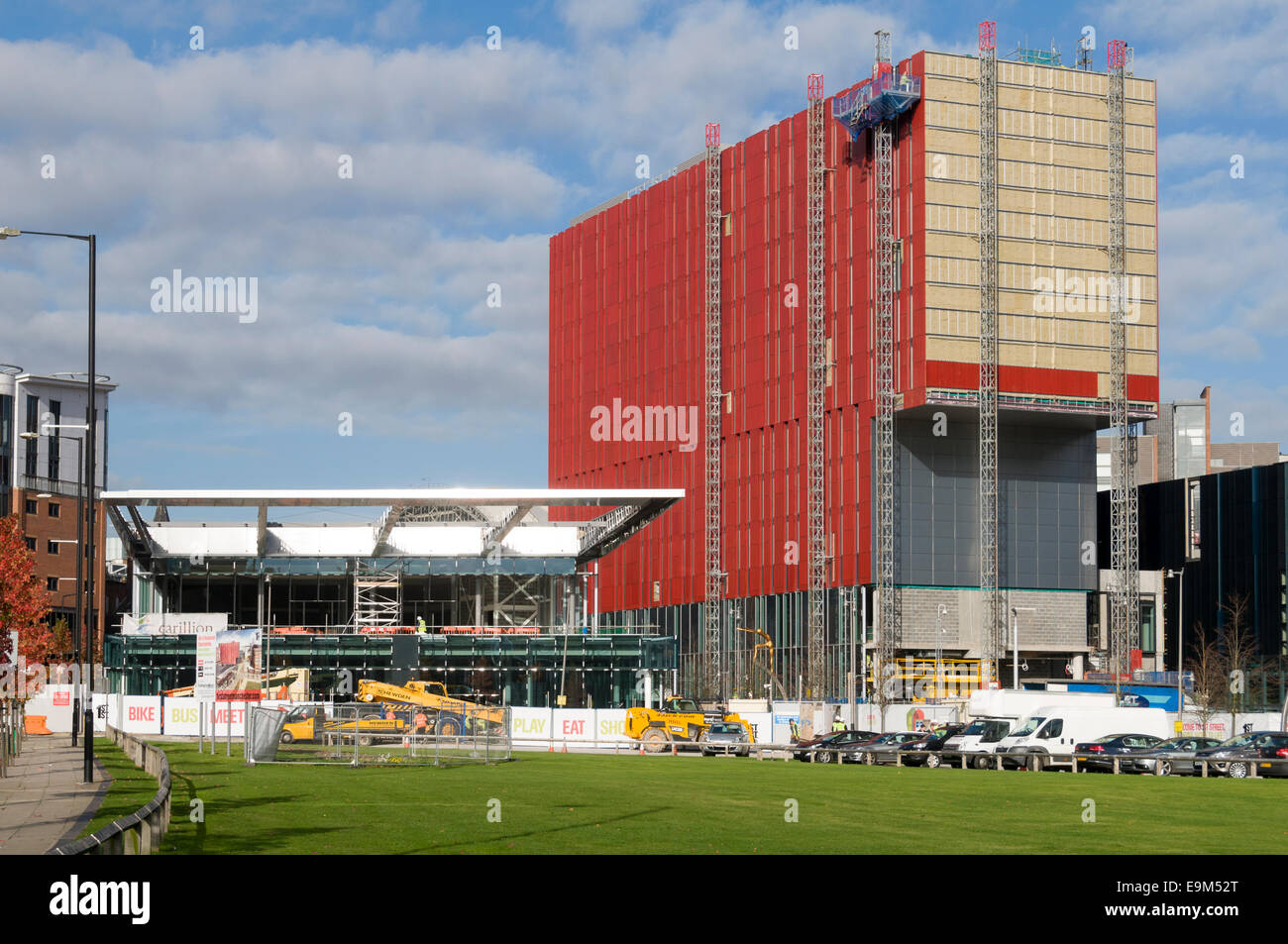Unità di vendita al dettaglio e il Meliá Innside Hotel in costruzione, prima strada, Manchester, Inghilterra, Regno Unito Foto Stock