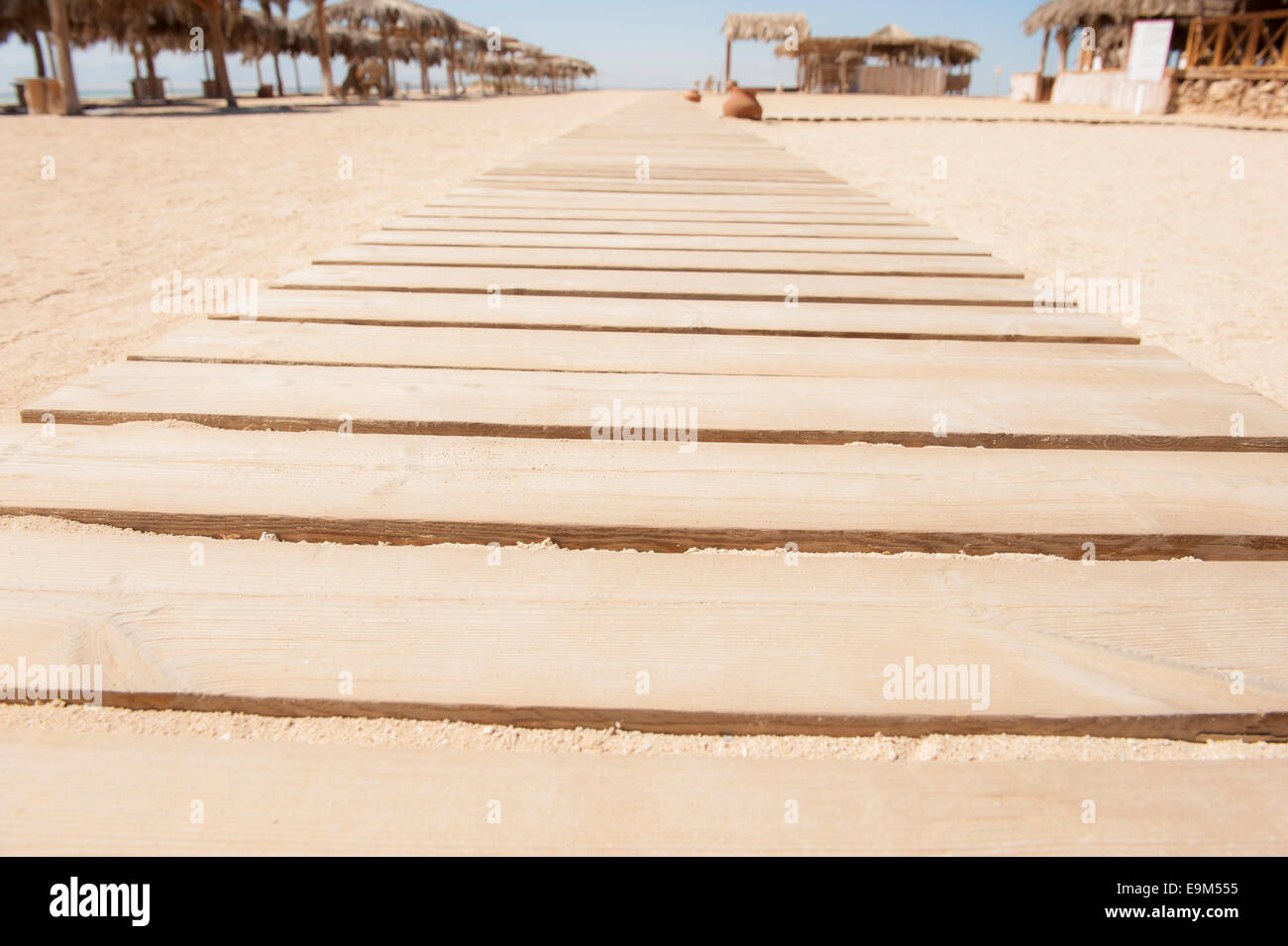 Planked in legno passerella su una spiaggia tropicale Foto Stock