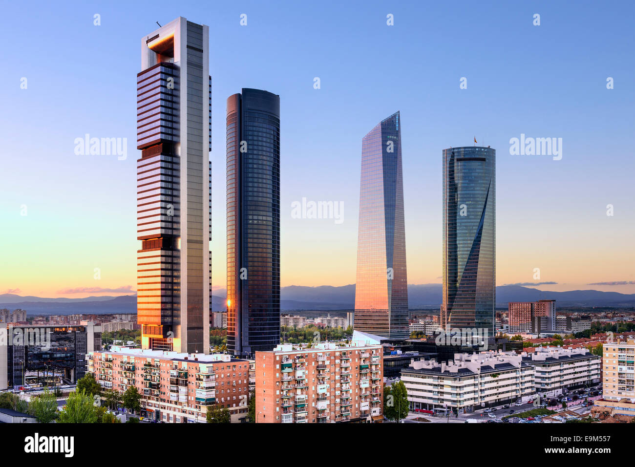 Madrid, Spagna il quartiere finanziario skyline al tramonto. Foto Stock