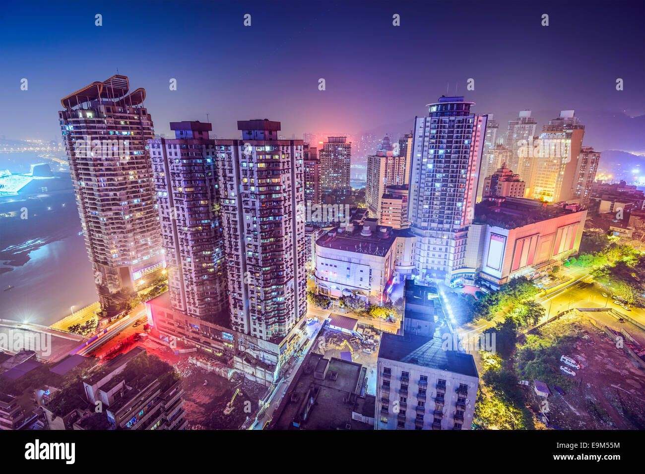 Chongqing Cina paesaggio notturno nel quartiere Jiefangbei. Foto Stock