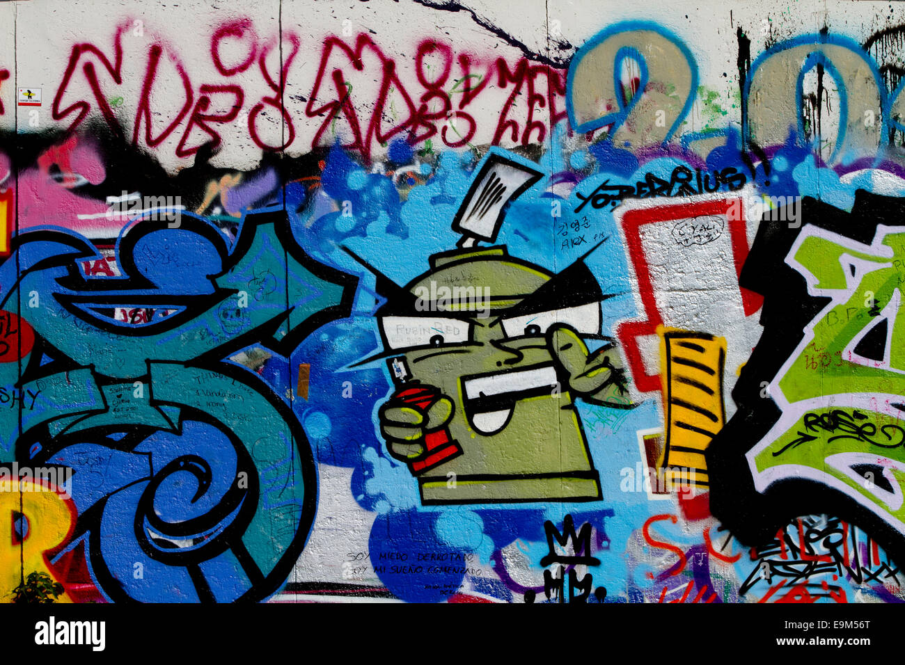 Graffiti street art muro di Berlino i personaggi dei cartoni animati Foto Stock