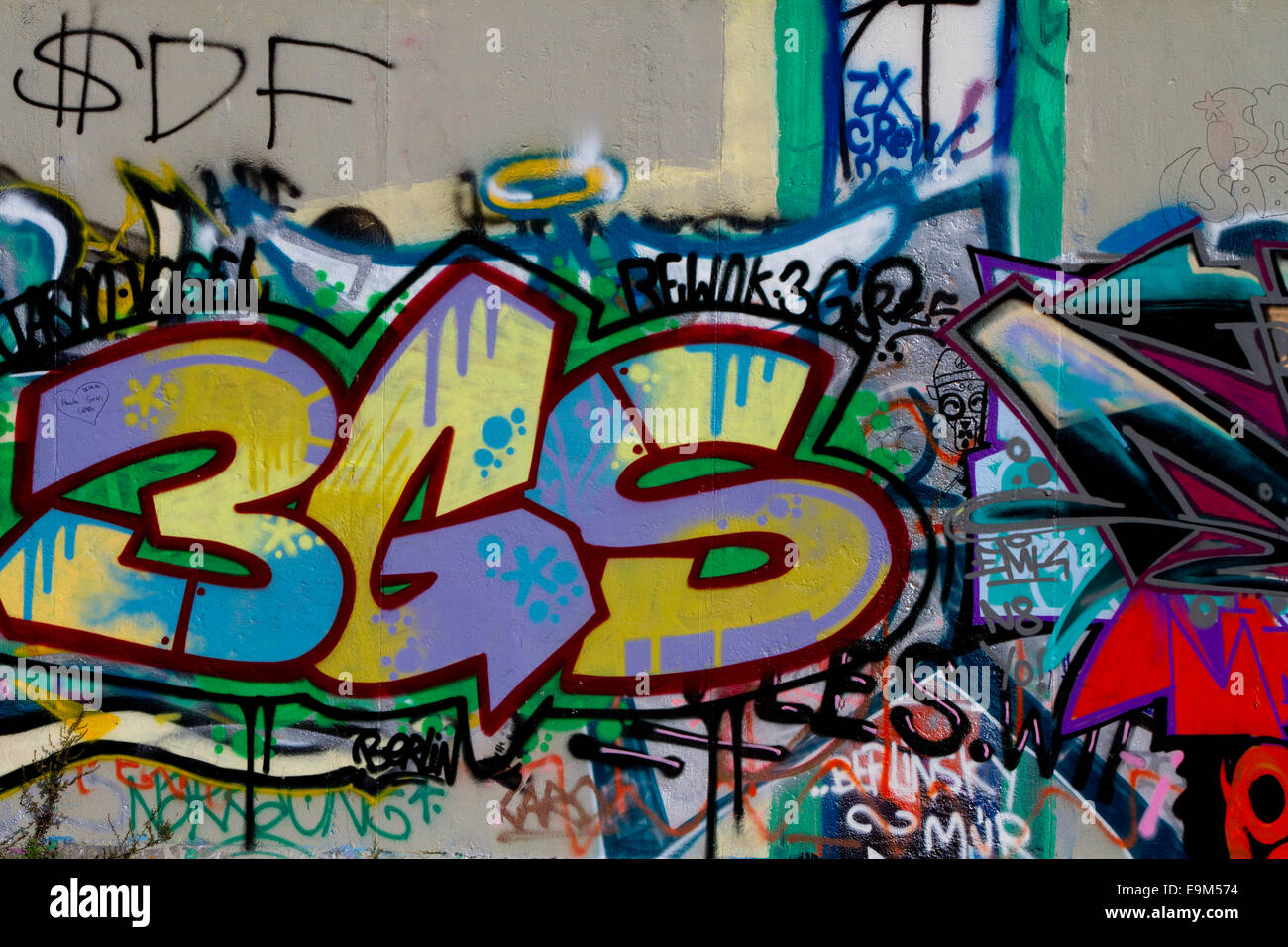 Graffiti street art muro di Berlino tag disordine urbano Foto Stock