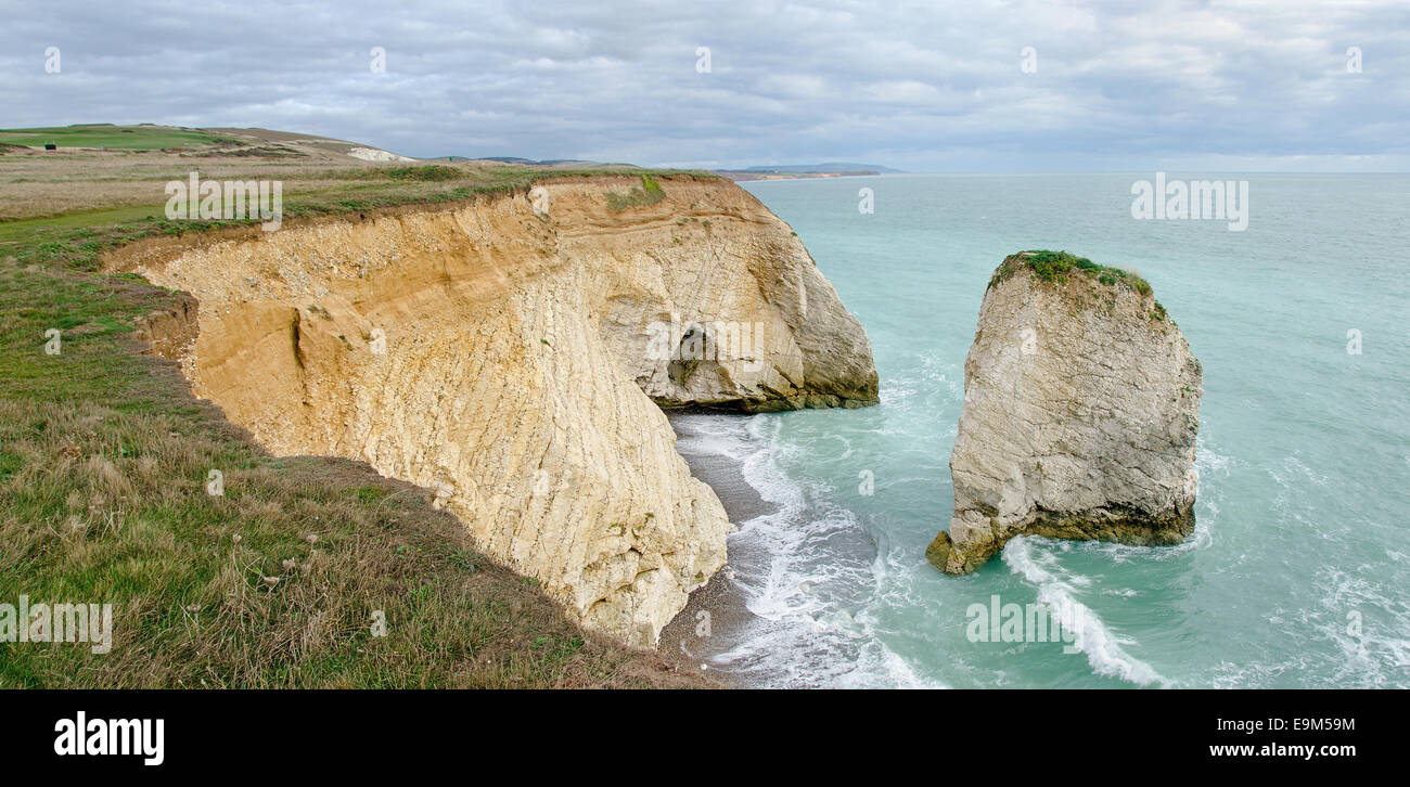 Stack di mare presso la baia di acqua dolce, Isola di Wight. Guardando verso est lungo la costa sud dell'isola..cucito panorama. Foto Stock