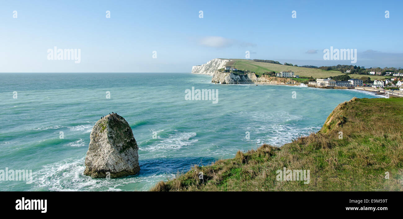 Stack di mare presso la baia di acqua dolce, Isola di Wight. Guardando verso ovest lungo la costa sud dell'isola, verso Tennyson verso il basso. Foto Stock