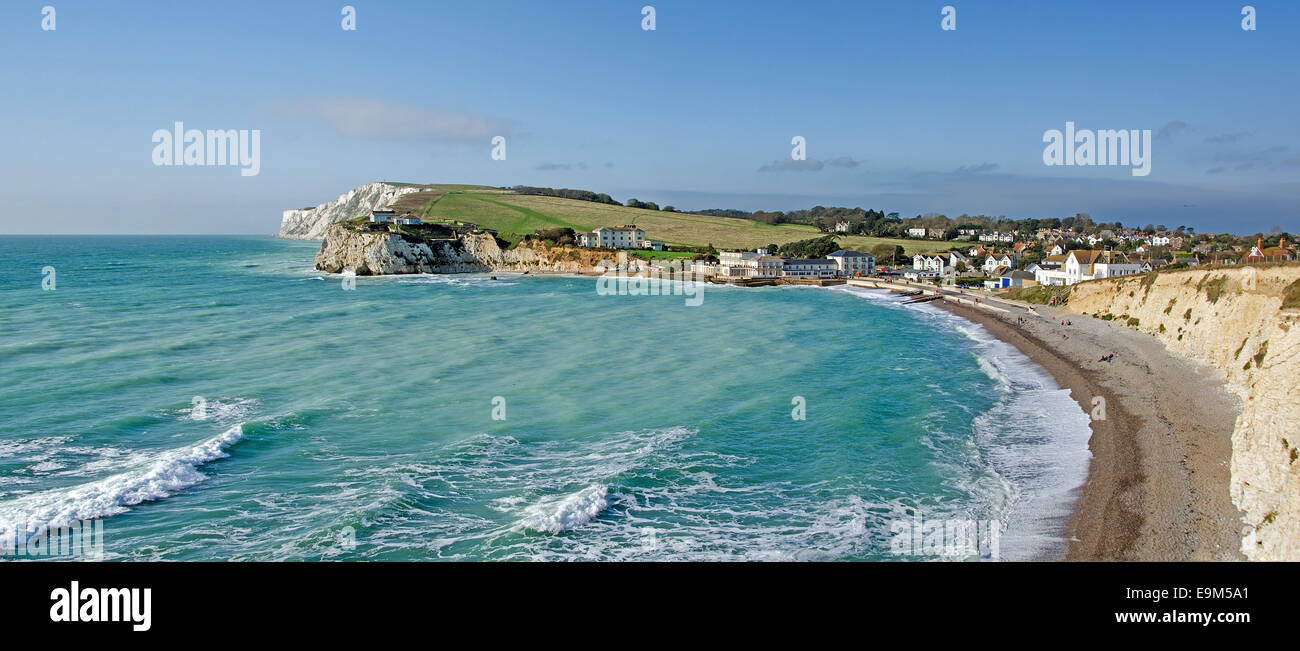 Bellissimo mare turchese in una giornata autunnale a Freshwater Bay sull'Isola di Wight in Inghilterra.. Guardando verso ovest. Foto Stock