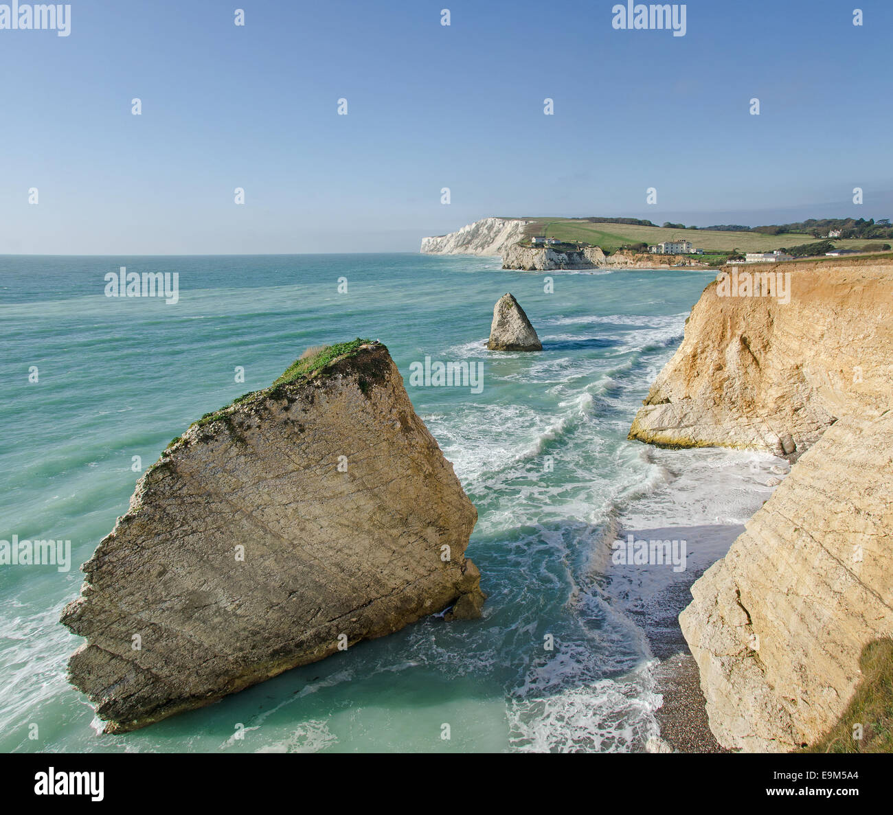 Pile di mare a Freshwater Bay sull'Isola di Wight. Guardando ad ovest verso Tennyson verso il basso. Foto Stock