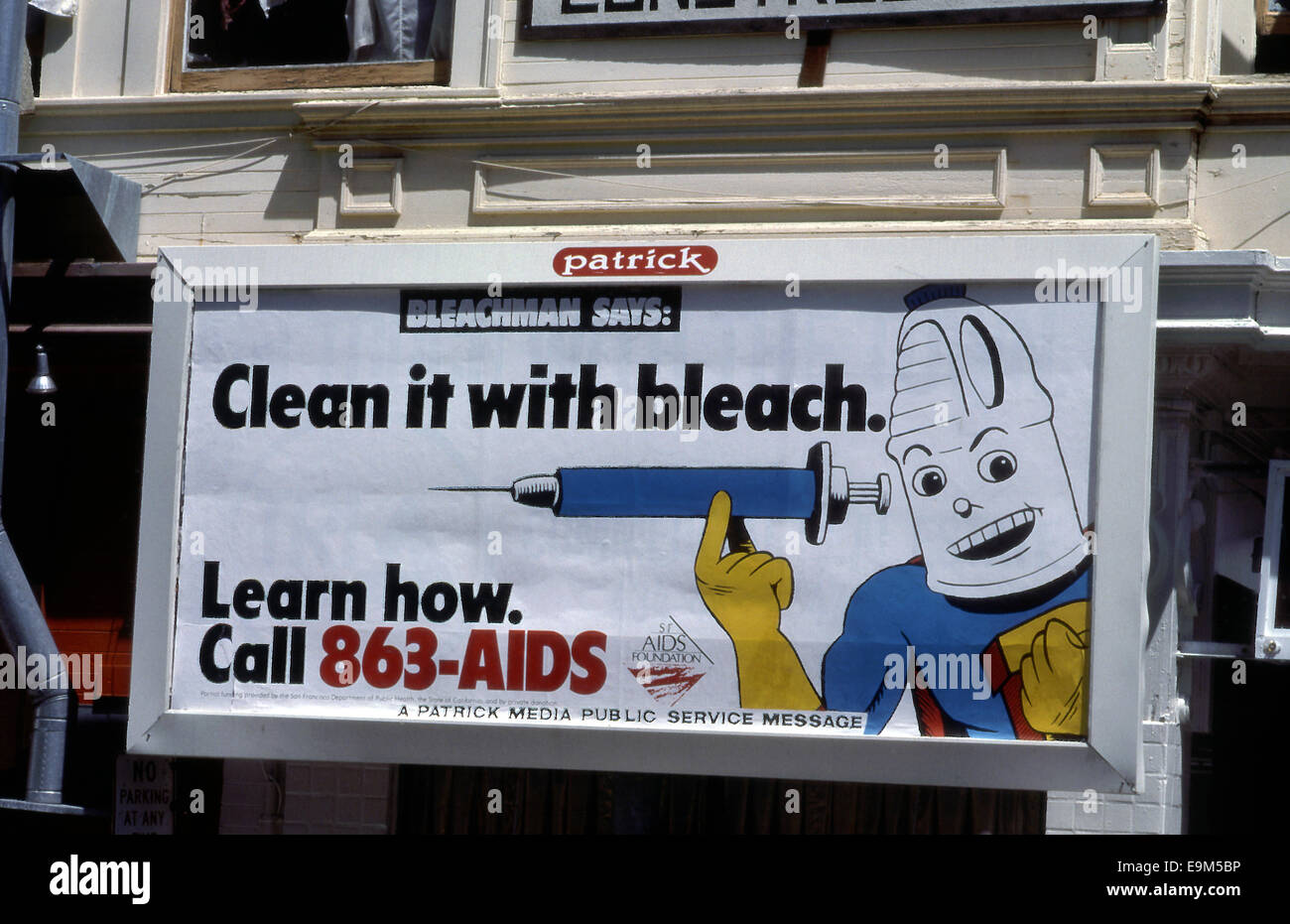 Affissioni con un annuncio di servizio pubblico per quanto riguarda la pulizia degli aghi con la candeggina per impedire la trasmissione di AIDS circa 1988 Foto Stock