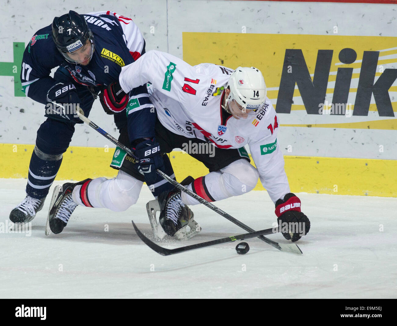 Zagabria, Croazia. 29 ott 2014. James O'Brien di Metallurg Novokuznetsk (R) il sistema VIES con Andrew Murray di Medvescak Zagabria durante una partita della Kontinental Hockey League (KHL) a Zagabria, la capitale della Croazia, Ottobre 29, 2014. Medvescak Zagabria ha vinto 2-1. Credito: Miso Lisanin/Xinhua/Alamy Live News Foto Stock