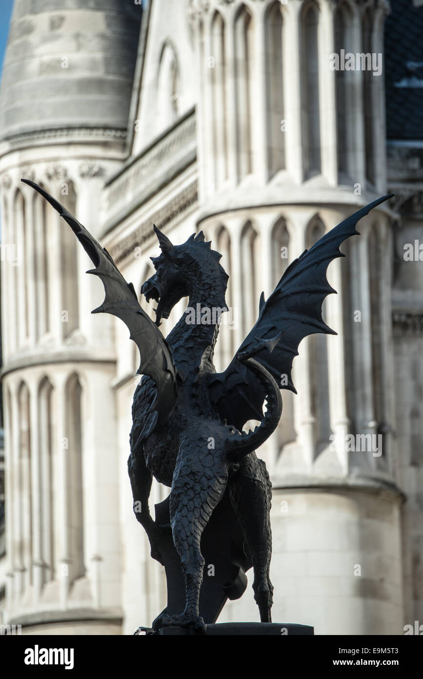 LONDRA, Regno Unito — Una statua del drago è sagomata contro le colonne dell'edificio dietro di essa in Fleet Street, nel centro di Londra. Foto Stock