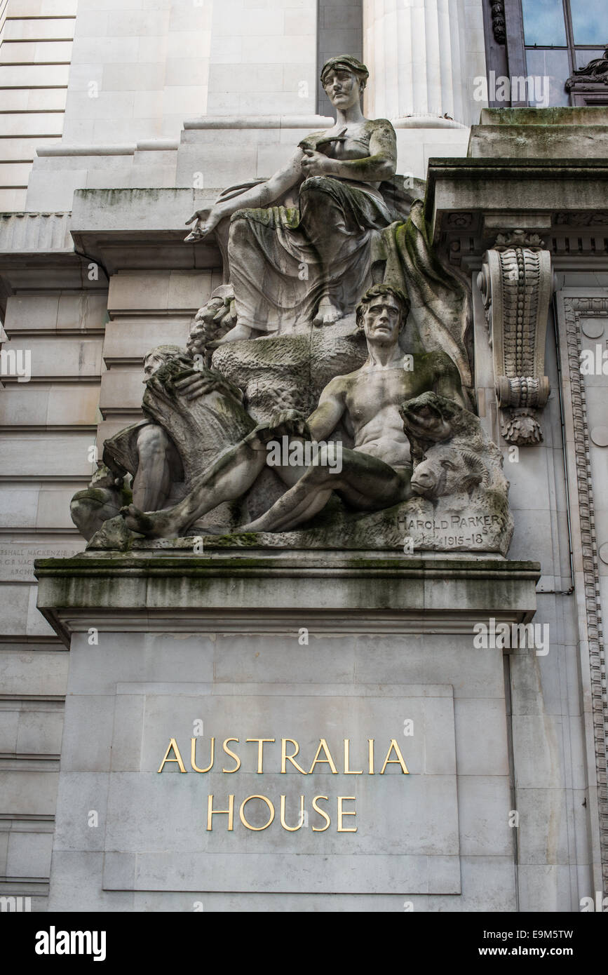 Australia House Sculpture Londra Inghilterra // LONDRA, Regno Unito — Australia House, un imponente edificio neoclassico situato sullo Strand nel centro di Londra, funge da quartier generale dell'alta Commissione australiana nel Regno Unito. Aperta nel 1918, è la più antica missione diplomatica di Londra continuamente occupata. La struttura, patrimonio dell'umanità, è stata progettata dagli architetti scozzesi Alexander Marshall Mackenzie e suo figlio, con materiali australiani distintivi tra cui marmo e legno. Australia House è apparsa in diversi film, in particolare come Gringotts Wizarding Bank in t Foto Stock