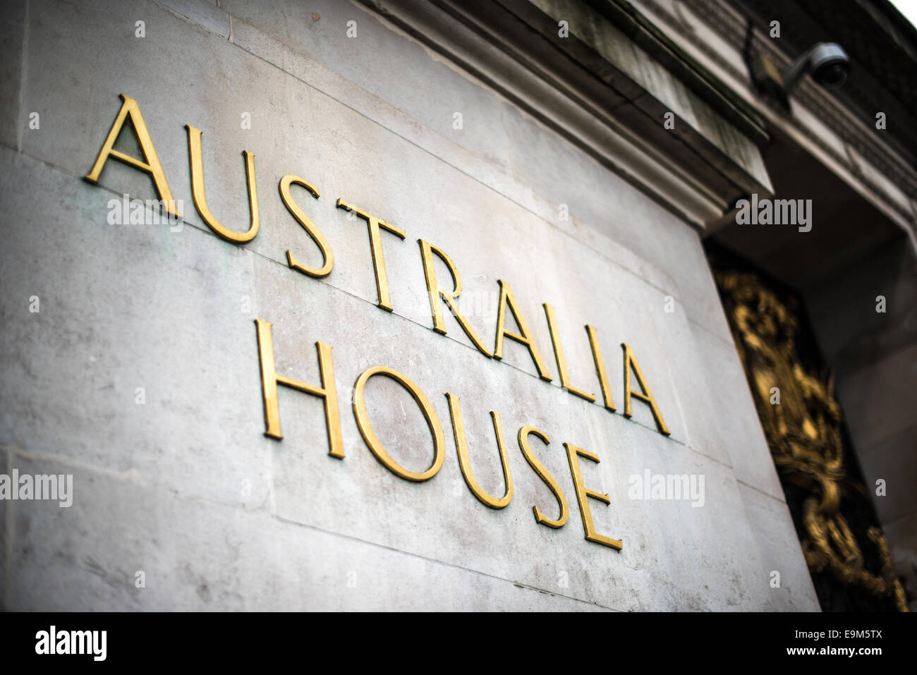 Australia House Londra // LONDRA, Regno Unito — Australia House, un imponente edificio neoclassico situato sullo Strand nel centro di Londra, funge da quartier generale dell'alta Commissione australiana nel Regno Unito. Aperta nel 1918, è la più antica missione diplomatica di Londra continuamente occupata. La struttura, patrimonio dell'umanità, è stata progettata dagli architetti scozzesi Alexander Marshall Mackenzie e suo figlio, con materiali australiani distintivi tra cui marmo e legno. Australia House è apparsa in diversi film, in particolare come Gringotts Wizarding Bank in The Harry Potter se Foto Stock