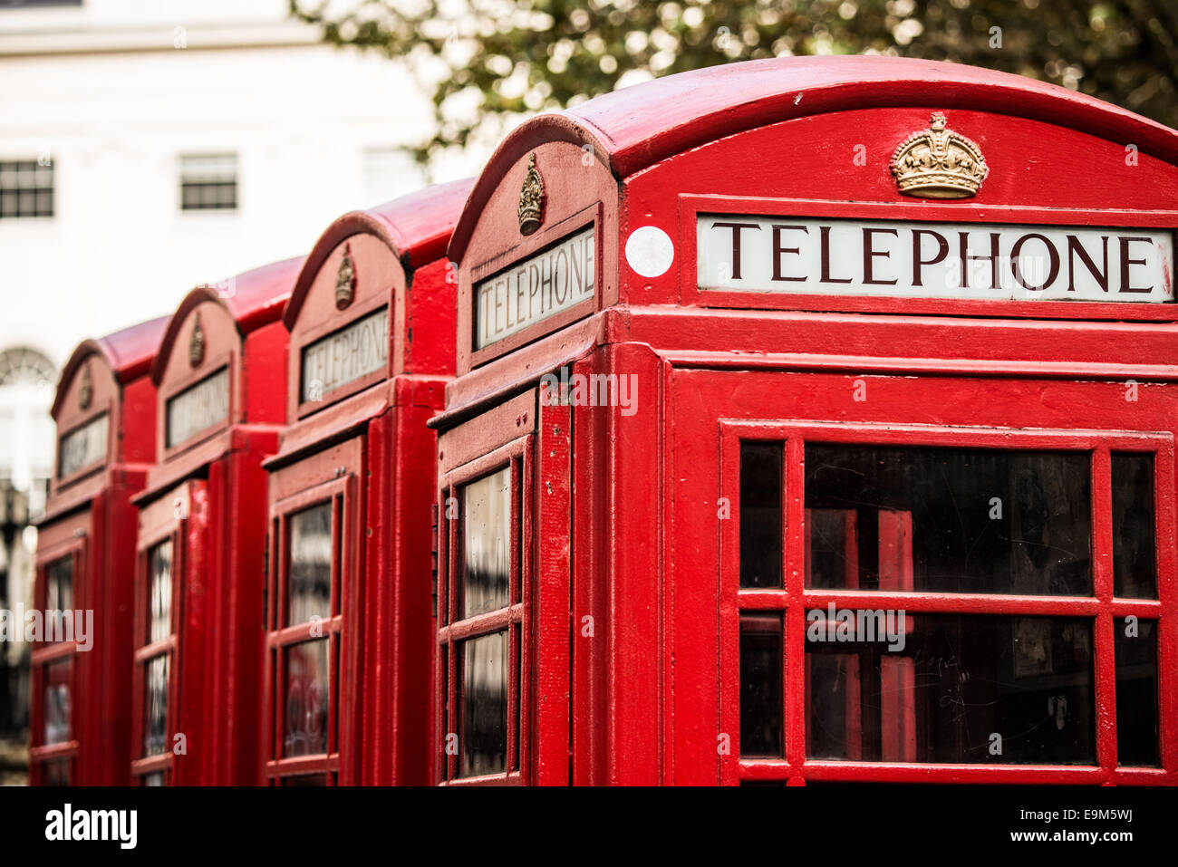 Red Telephone Box Londra Regno Unito // LONDRA, Regno Unito — Un classico telefono rosso si trova su una strada di Londra, che funge da simbolo iconico del patrimonio britannico. Progettati da Sir Giles Gilbert Scott negli anni '1920, questi distintivi chioschi K6 divennero sinonimo di paesaggi urbani britannici per tutto il XX secolo. Sebbene in gran parte obsoleto nell'era della telefonia mobile, molti di questi storici stand sono stati conservati come punti di riferimento protetti o riutilizzati per usi alternativi. Il colore rosso brillante e le insegne a corona rendono queste scatole telefoniche immediatamente riconoscibili in tutto il mondo e una popolare S Foto Stock