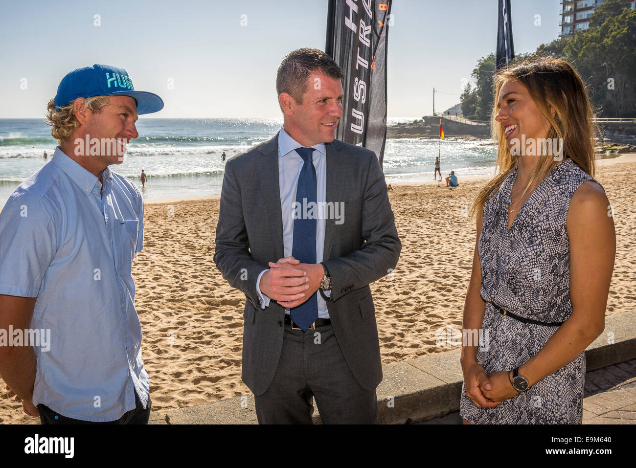 Sydney, Australia. Il 30 ottobre, 2014. NSW Premier Mike Baird (C) chat per gli atleti in competizione Adrian (ACE) Buchan (L) e Sally Fitzgibbons (R) per gli Australian Open di surf a Manly Beach a Sydney. Credito: MediaServicesAP/Alamy Live News Foto Stock