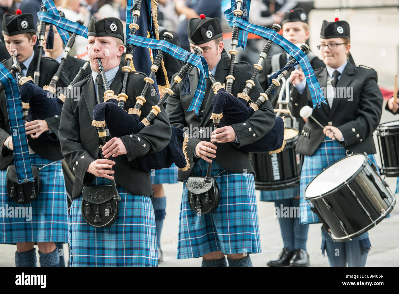 LONDRA, Regno Unito — Bagpipers e batteristi dei Sea Cadets marciano in una parata attraverso Trafalgar Square nel centro di Londra il 19 ottobre 2014. L'evento mette in mostra le tradizioni musicali e la disciplina dell'organizzazione navale giovanile in uno degli spazi pubblici più iconici della città. Foto Stock