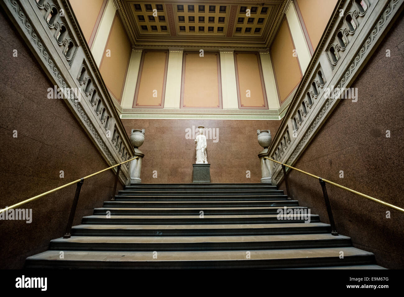 British Museum Townley Caryatid Sculpture London // LONDON, United Kingdom — The Townley Caryatid, una scultura romana in marmo datata intorno al 140-170 d.C., si trova in mostra vicino all'ingresso principale del British Museum di Londra. L'antica statua, scoperta nei pressi della via Appia fuori Roma alla fine del XVI secolo, fu acquistata dal collezionista britannico Charles Townley nel 1784 e successivamente divenne parte della collezione permanente del museo. La cariatide, una figura femminile scolpita che funge da colonna di supporto architettonico, rappresenta un significativo esempio di arte imperiale romana. Il British Museum, f Foto Stock