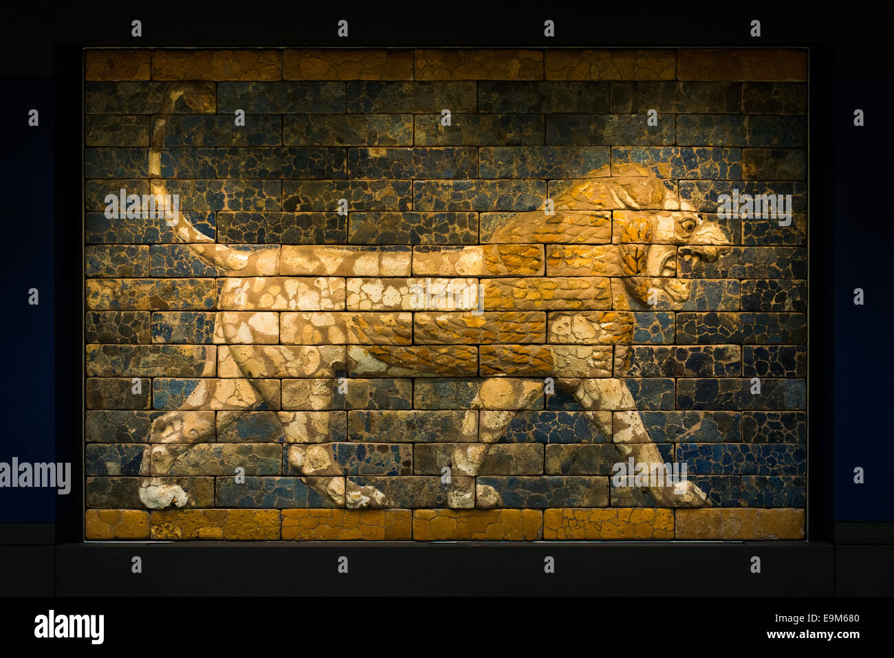 British Museum Ishtar Gate Lion Mosaic Londra // LONDRA, Regno Unito — Un colorato mosaico in mattoni smaltati raffigurante un leone, originario di uno degli edifici di re Nabucodonosor II nell'antica Babilonia, è esposto in modo prominente al British Museum. Questo impressionante manufatto risale al 604-562 a.C. circa e faceva parte del complesso della porta di Ishtar, una delle più impressionanti realizzazioni architettoniche dell'Impero neo-babilonese. Il leone era un simbolo della dea Ishtar e rappresentava il potere reale nella cultura mesopotamica. Il British Museum acquistò questo pezzo durante gli scavi all'inizio Foto Stock