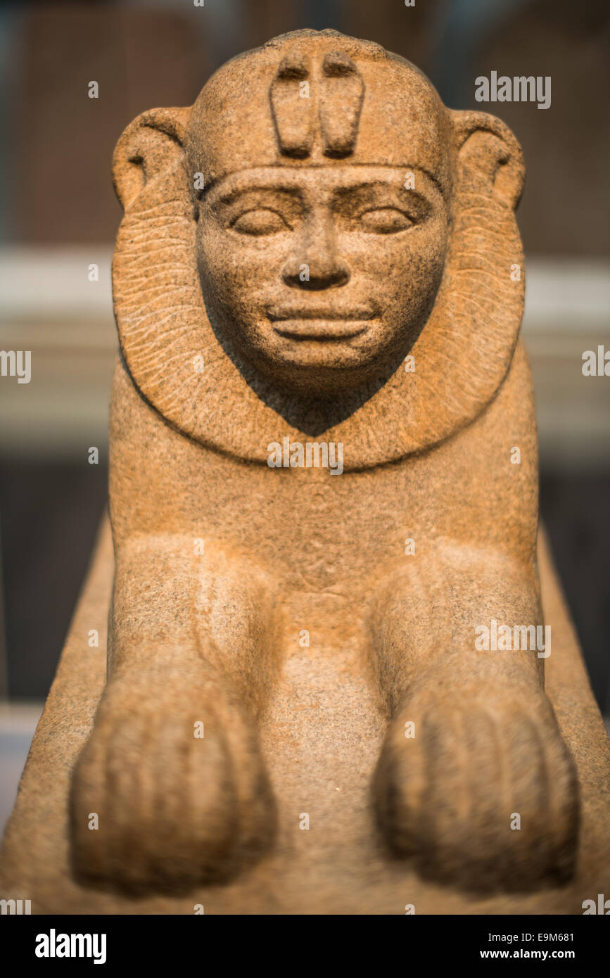 British Museum Sfinge di Taharqo Londra // LONDRA, Regno Unito — la sfinge di granito di Taharqo, risalente al 690-664 a.C. circa, è esposta in modo prominente al British Museum come parte della sua vasta collezione egizia. Questo antico manufatto rappresenta il faraone Taharqo, che governò durante la 25esima dinastia egizia, nota anche come dinastia nubiana o Kushita. La sfinge combina il corpo di un leone con una testa umana che porta le sembianze del faraone, esemplificando la tradizionale iconografia reale egiziana antica. Taharqo fu uno dei più potenti governanti della sua dinastia, che controllava i territori in tutto Foto Stock