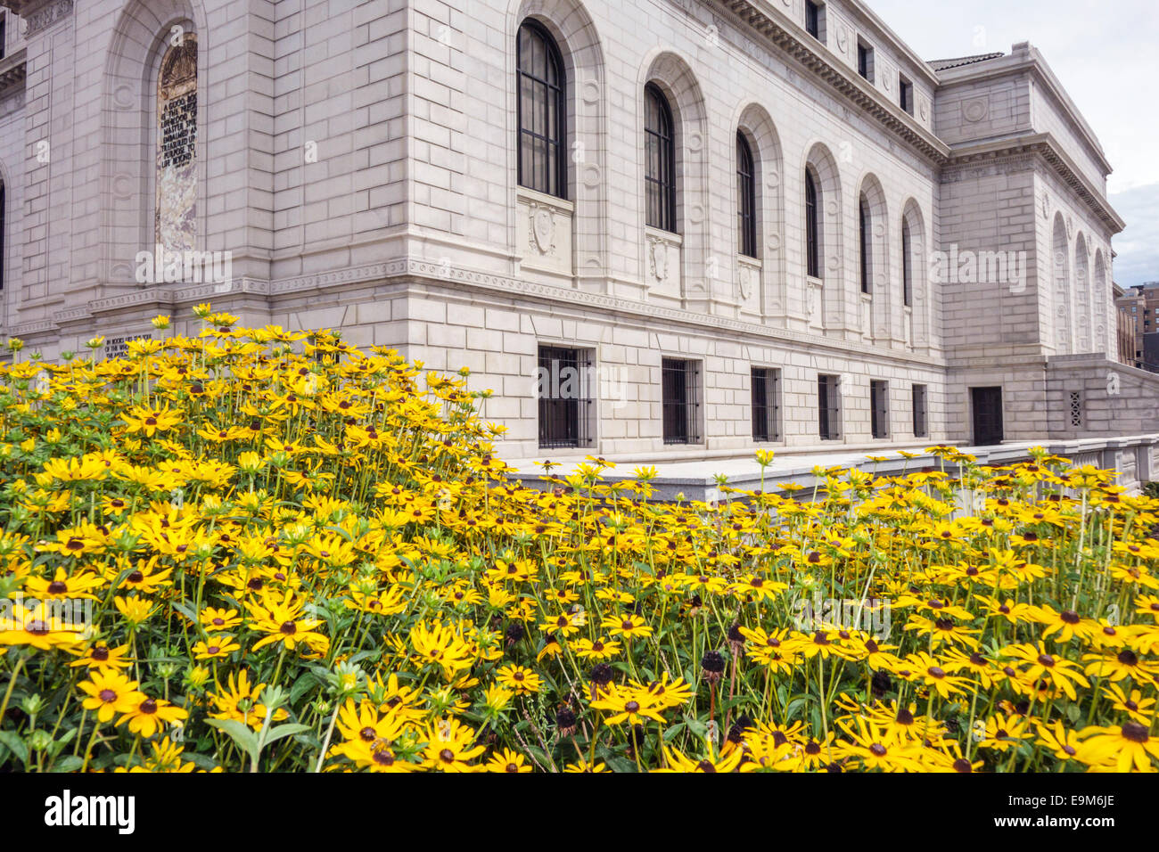 Saint St. Louis Missouri, Biblioteca pubblica centrale, esterno, fiori, MO140901043 Foto Stock