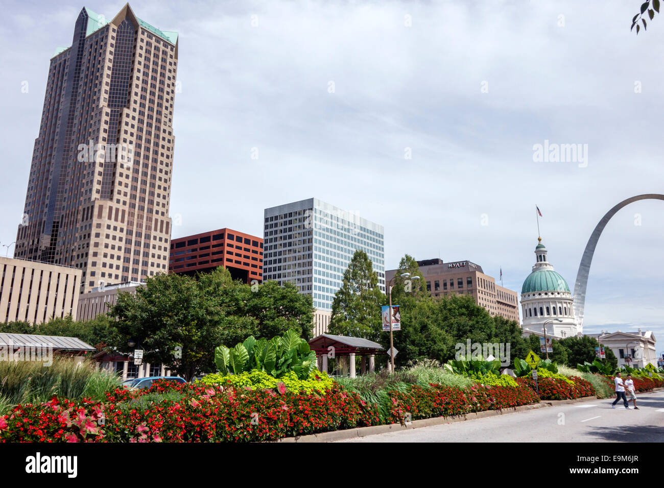 Saint St. Louis Missouri, Market Street, Old Courthouse, Court House, Downtown, edificio degli uffici, Gateway Arch, memoriale, catenaria, Hyatt, hotel, skyline della città, uno Foto Stock