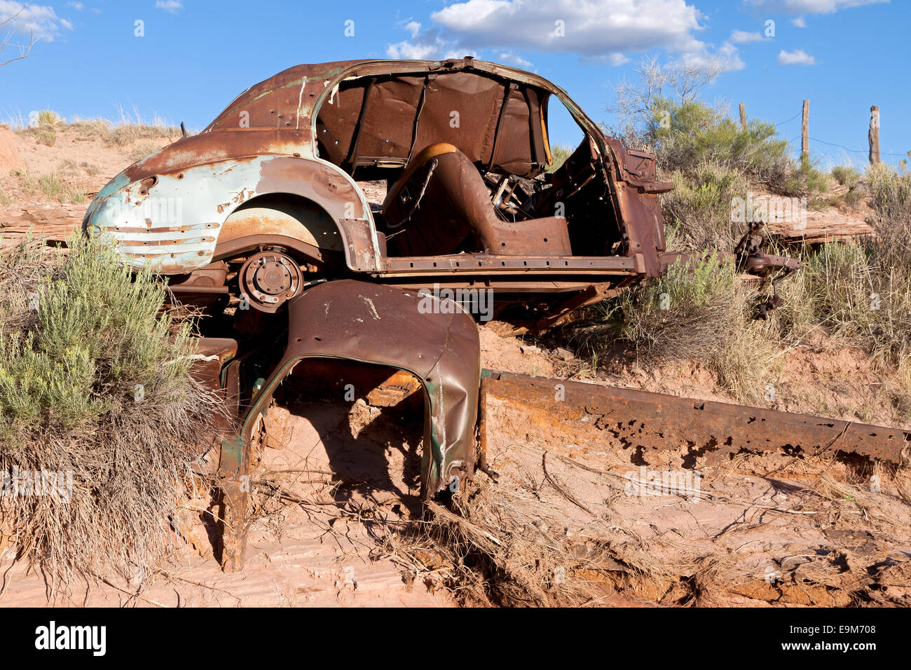 Un auto arrugginite e pickup truck lungo le rive di lavaggio morto in Arizona lungo un allineamento abbandonati di Route 66. Foto Stock