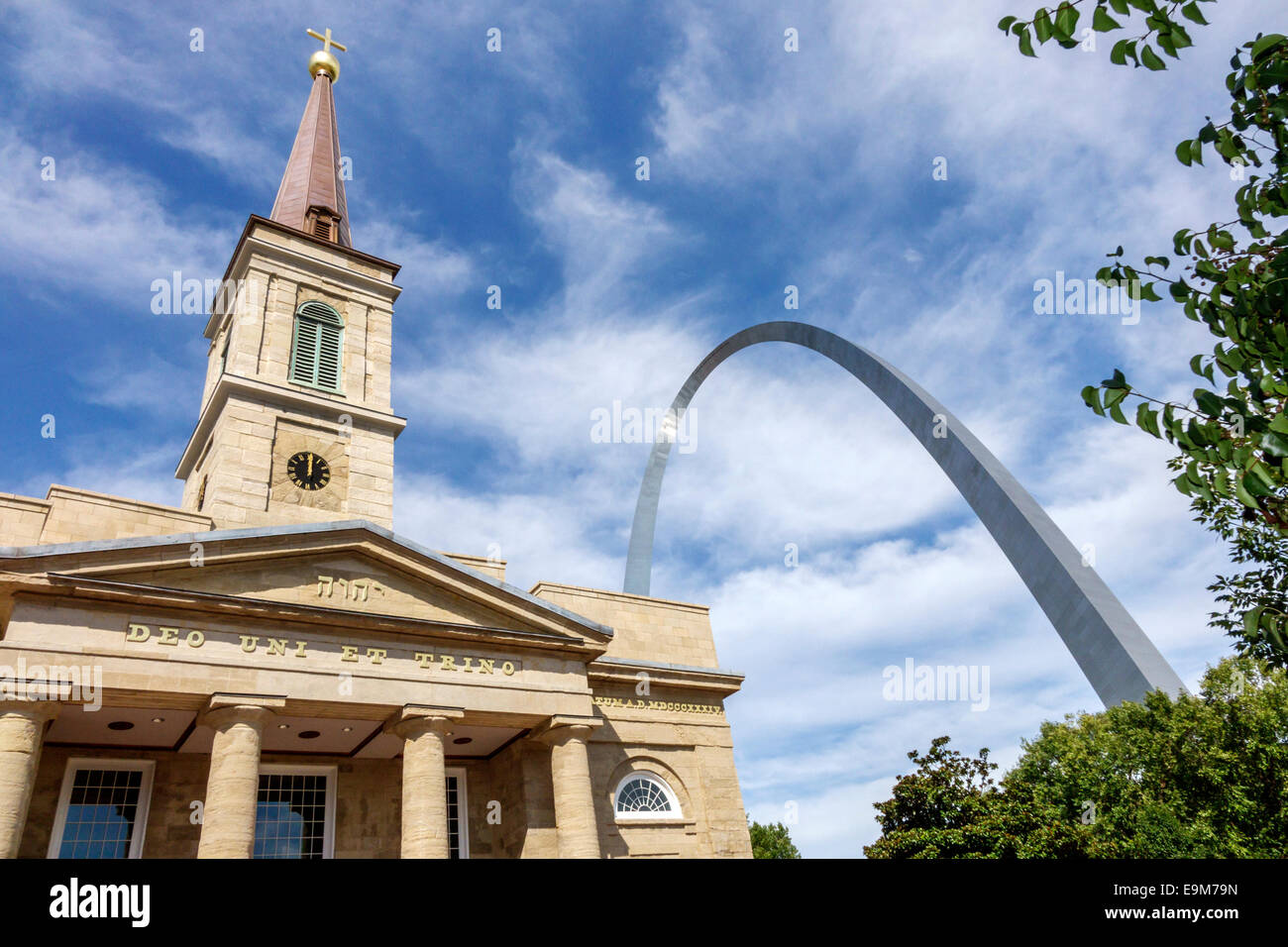 Saint St. Louis Missouri, Gateway Arch, monumento commemorativo, catenaria, Old Cathedral Museum, Basilica, campanile, fronte, ingresso, MO140901078 Foto Stock