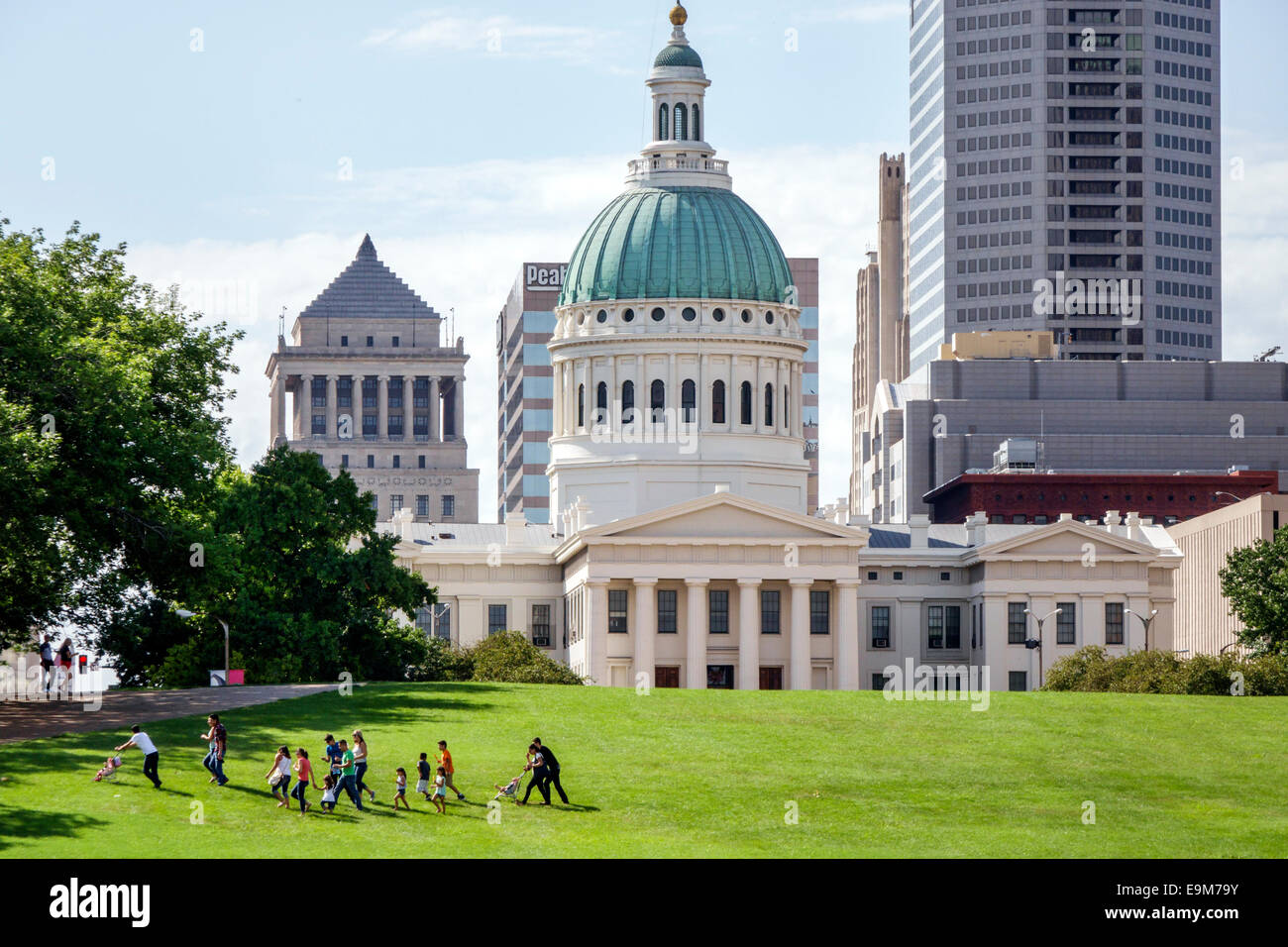 Saint St. Louis Missouri, Gateway Arch, monumento commemorativo, Jefferson National Expansion Memorial, parco, prato, Old Courthouse, Court House, AT&T Center, centro, pista da sci cittadino Foto Stock
