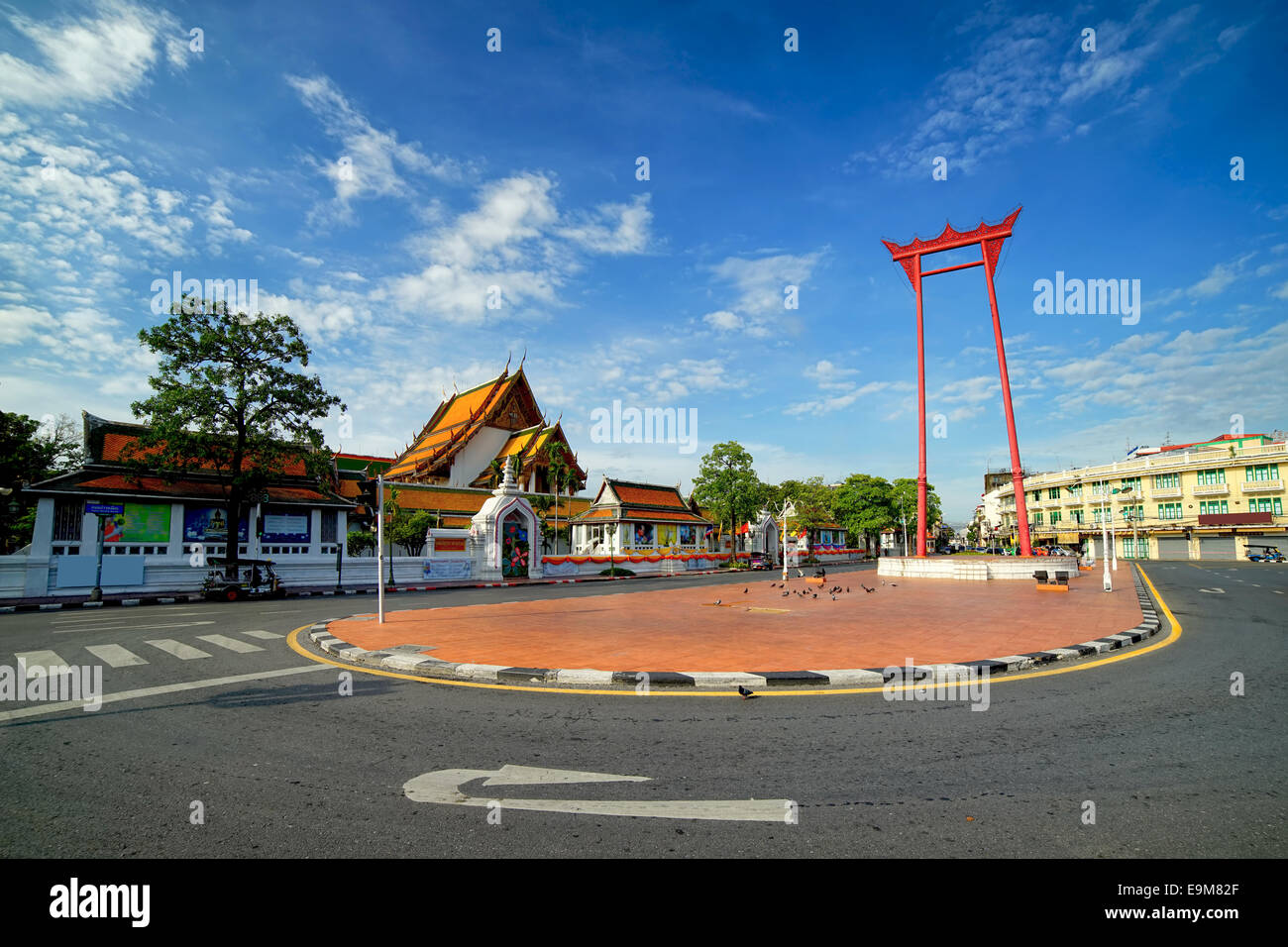 Vista della mattina di sole a Giant Swing e Wat Sutut Foto Stock
