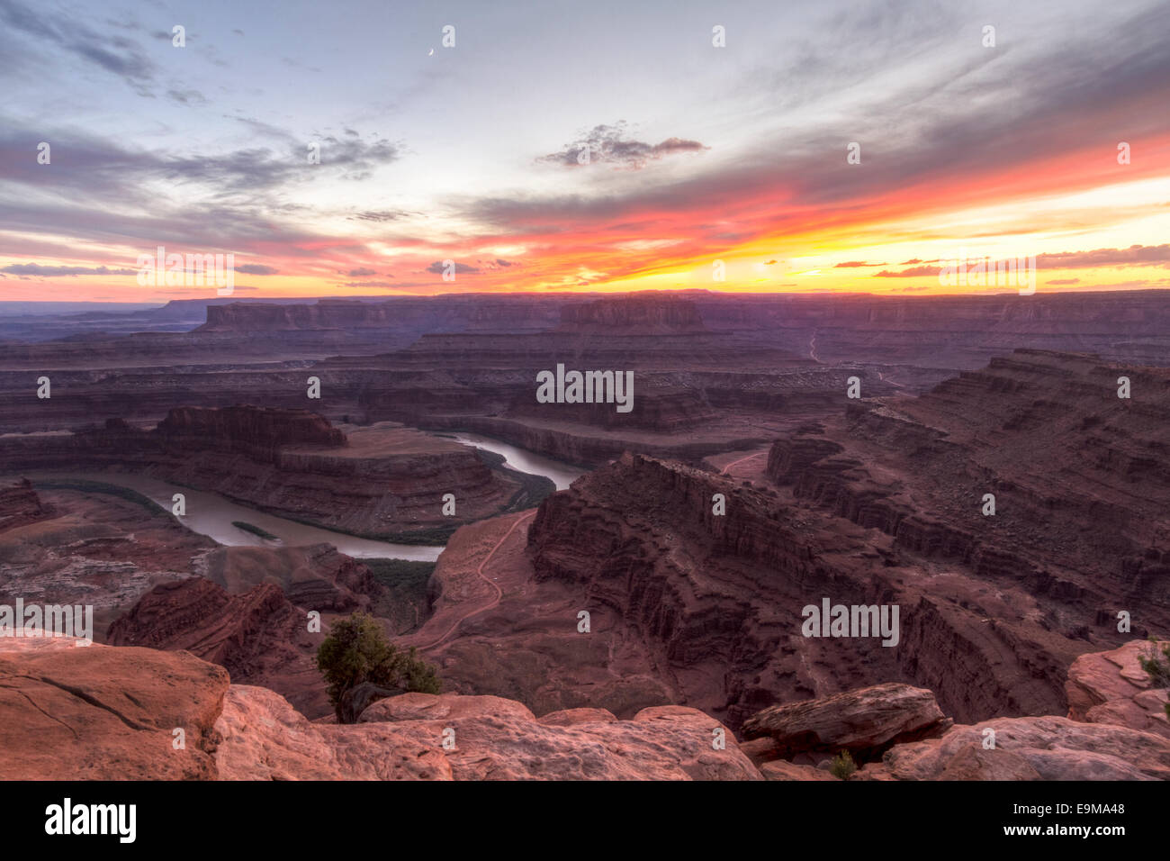 Utah colorato tramonto dal Dead Horse Point State Park, che si affaccia sul canyon del fiume Colorado. Foto Stock