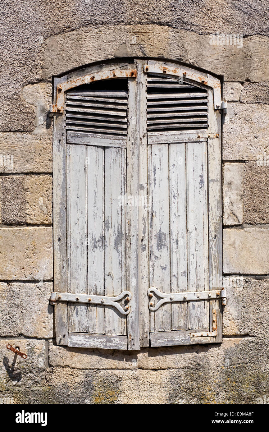 Vecchio tapparelle su una finestra francese. Foto Stock