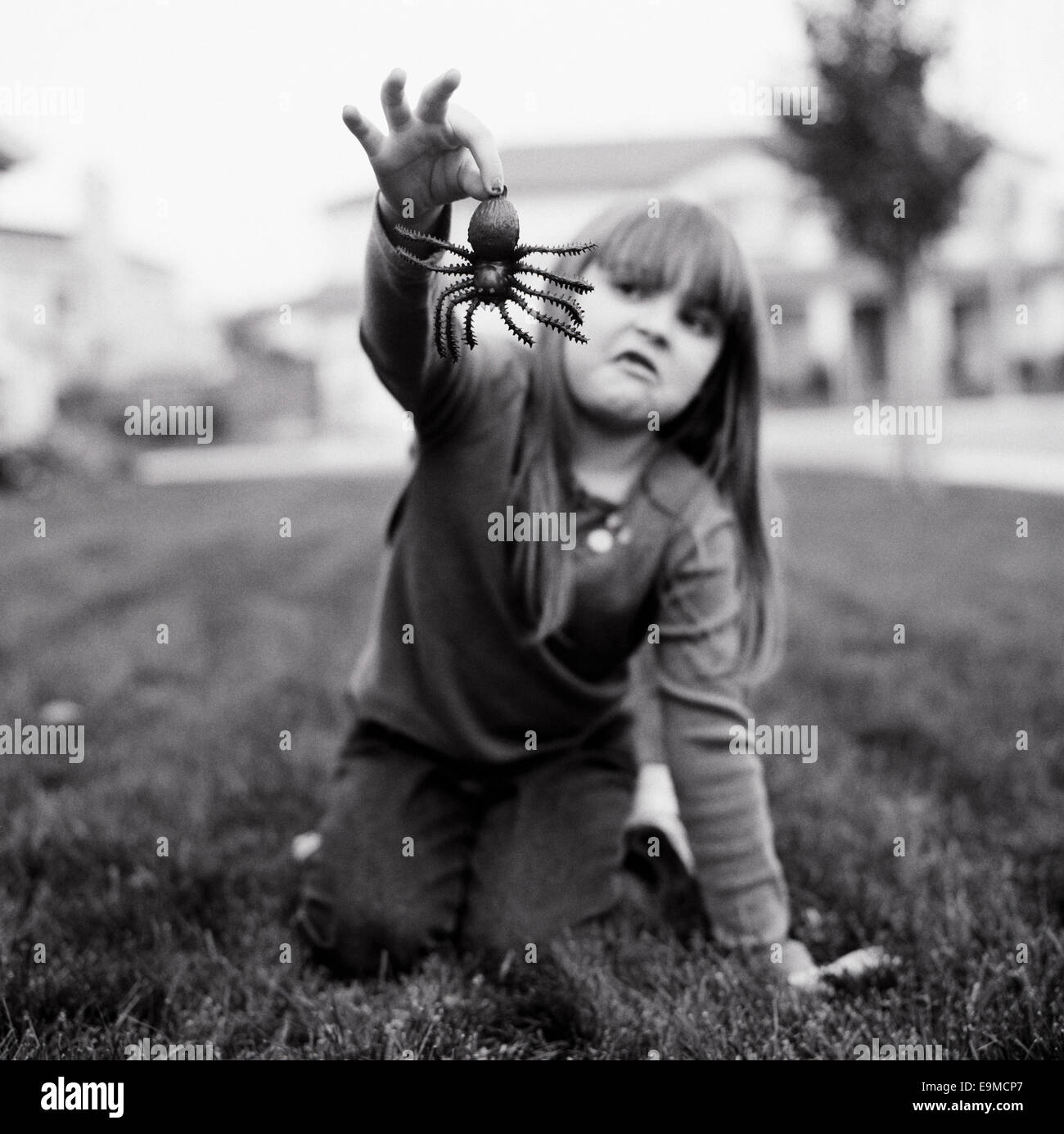 Una ragazza con un fake spider Foto Stock