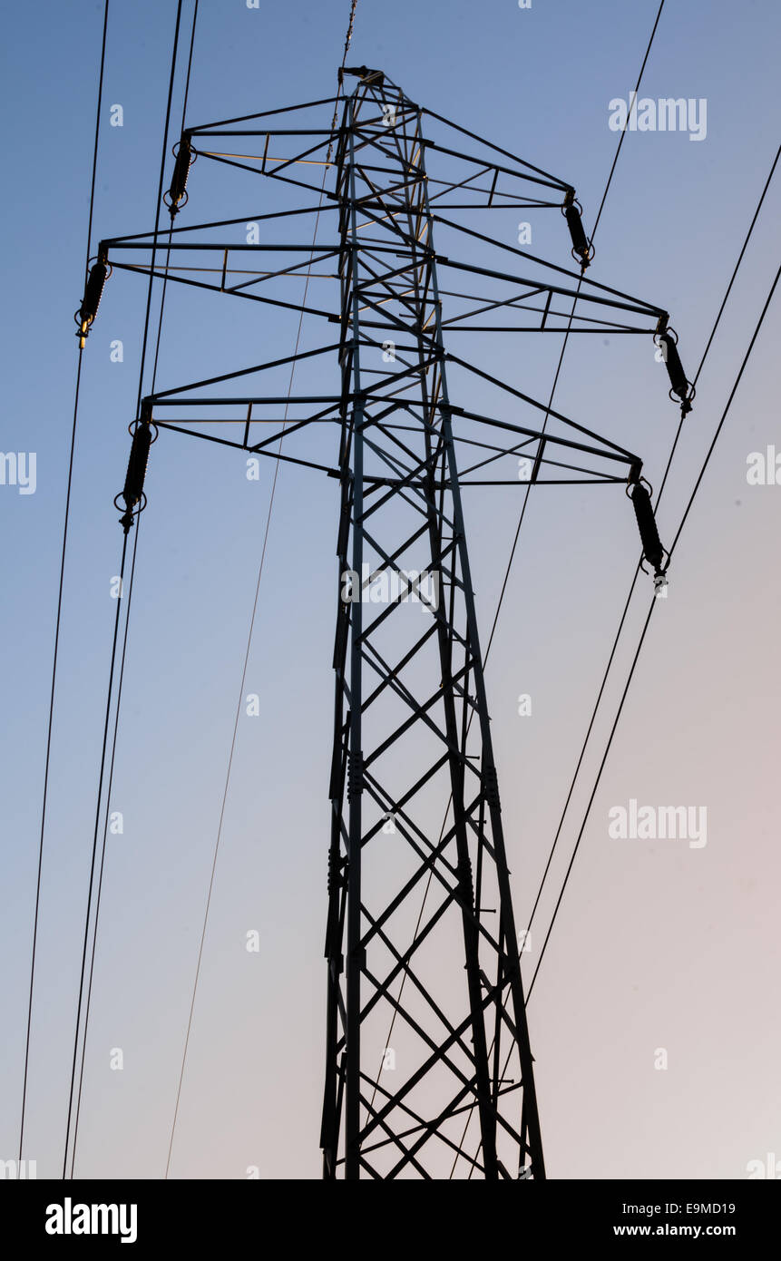 Pilone dell contro il cielo blu Foto Stock