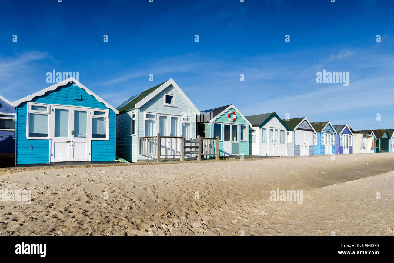 Una fila di pittoresca spiaggia di capanne su di una spiaggia di sabbia Foto Stock