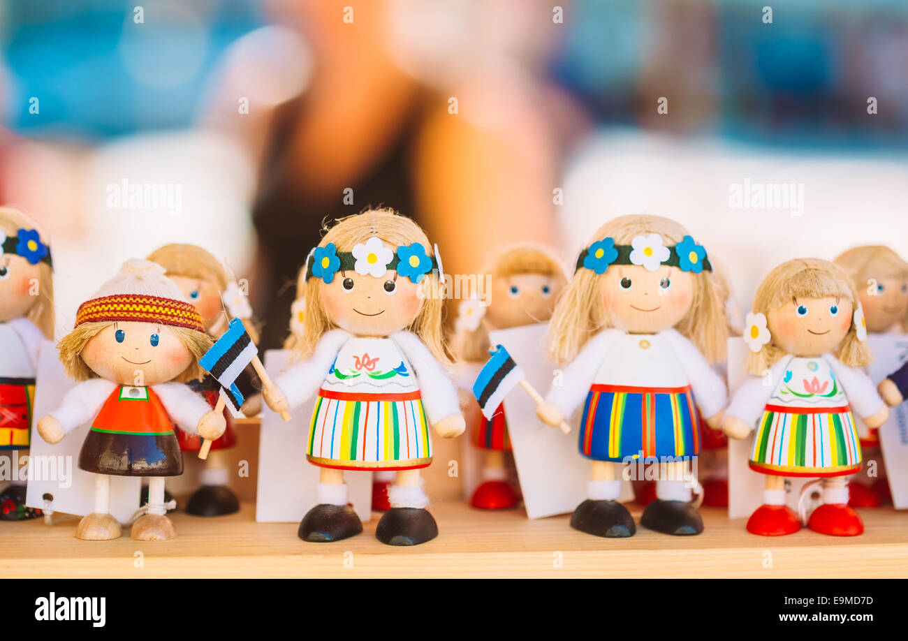 Colorato estone di bambole di legno al mercato locale sulla luglio 26, 2014 a Tallinn in Estonia. Bambole al mercato locale Foto Stock