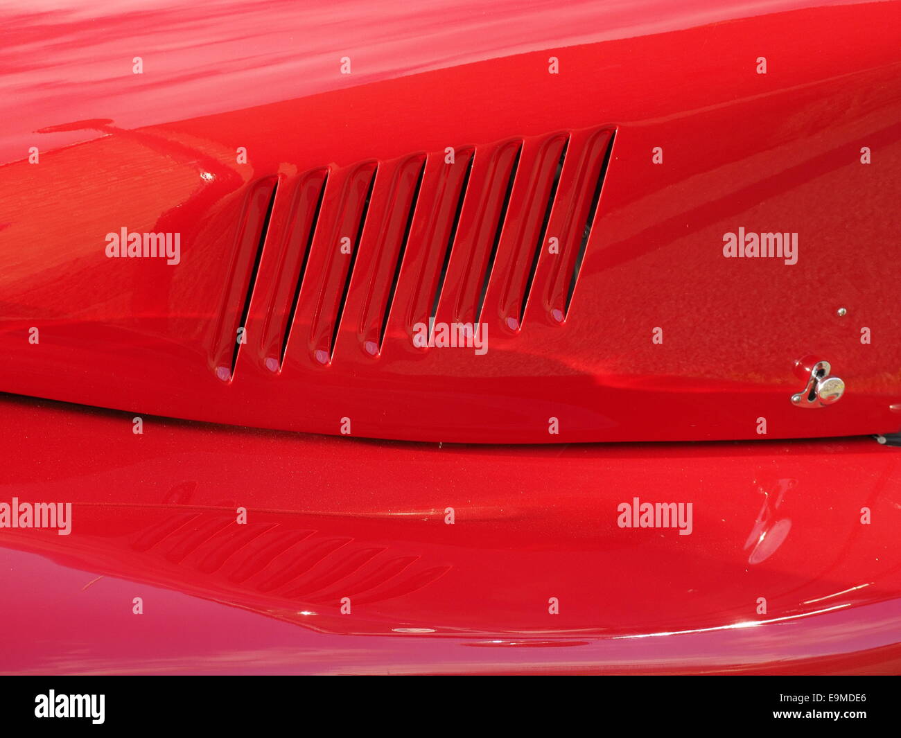 Aperture di ammissione di aria sul cofano del rosso lucido classic sportscar Foto Stock
