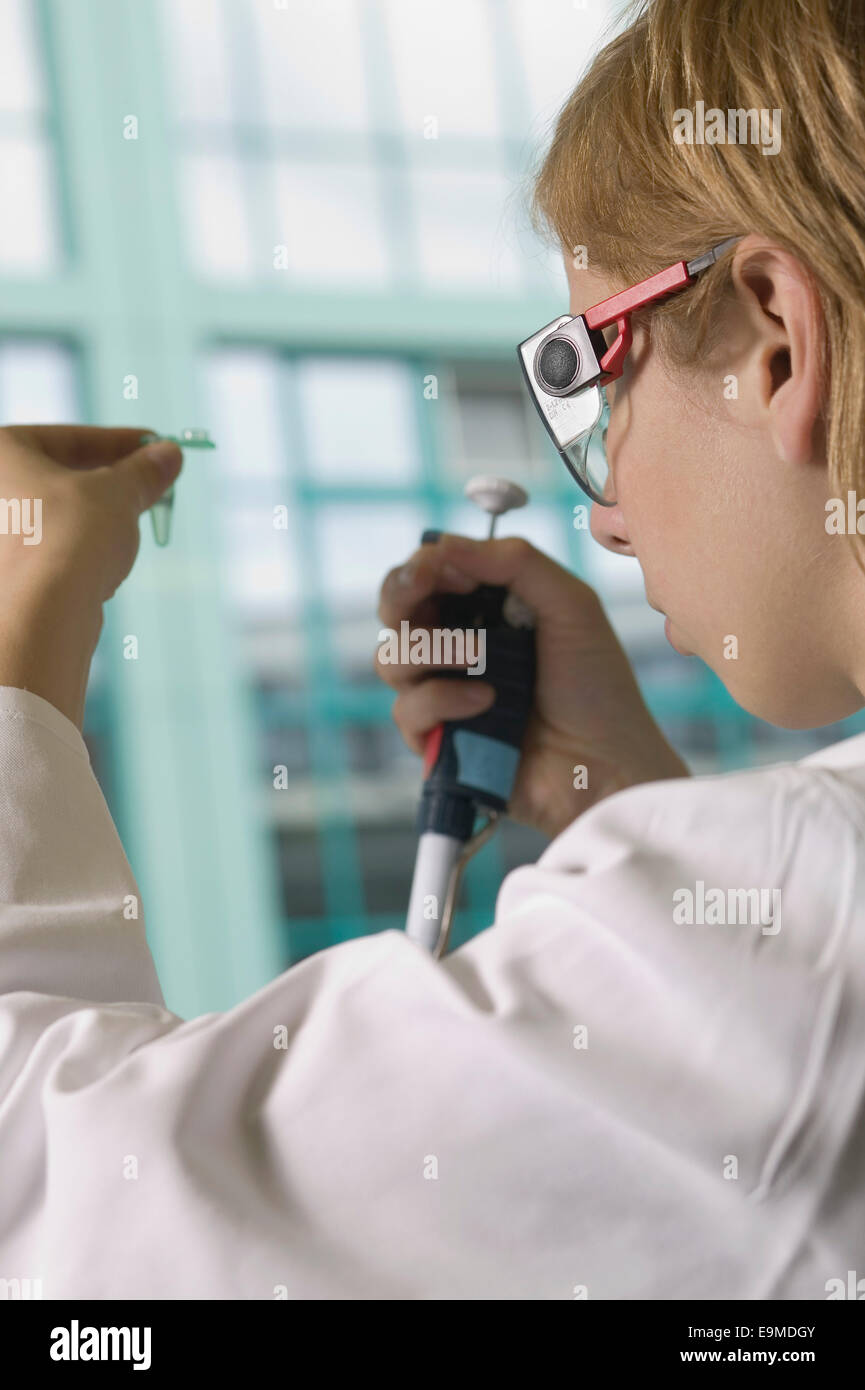 Scienziato azienda supporto del campione e la pipetta Foto Stock