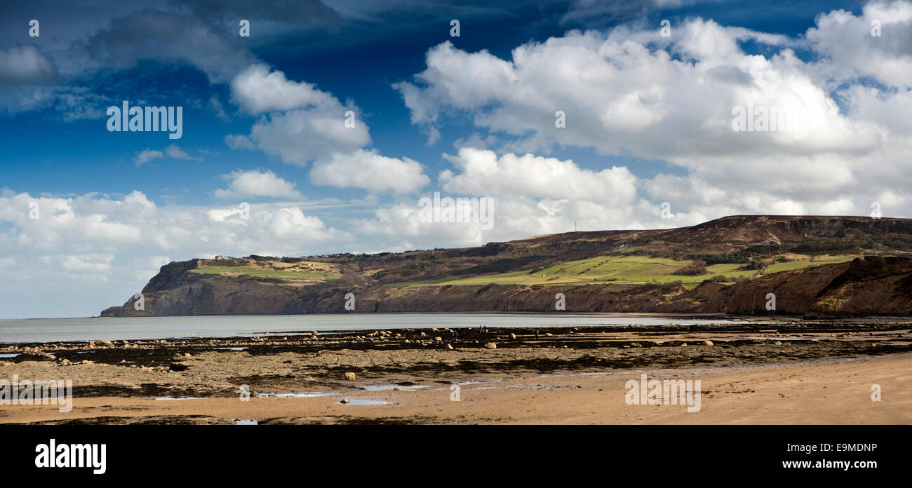 Regno Unito, Inghilterra, Yorkshire, Robin Hood's Bay, vista sulla spiaggia verso il vecchio picco a bassa marea, panoramica Foto Stock