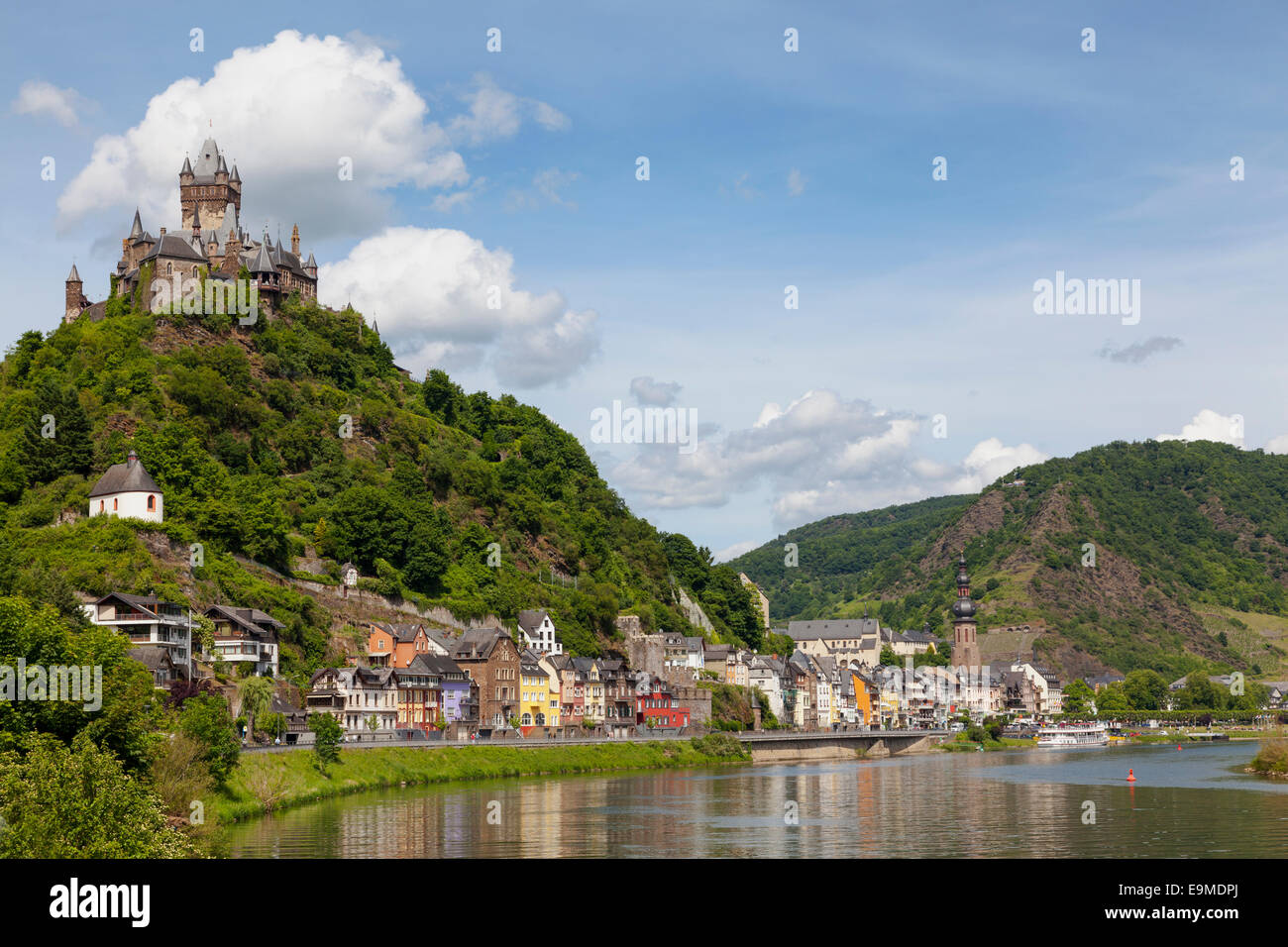 Townscape con Cochem Castello Imperiale, Cochem, Centrale della Mosella, Renania-Palatinato, Germania Foto Stock