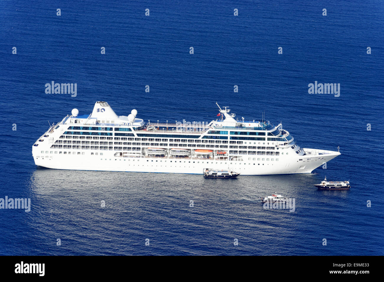 Nave da crociera Ocean Princess, 670 passeggeri, costruito nel 1999, 179m lungo, Thira, Santorini, Cicladi Grecia Foto Stock