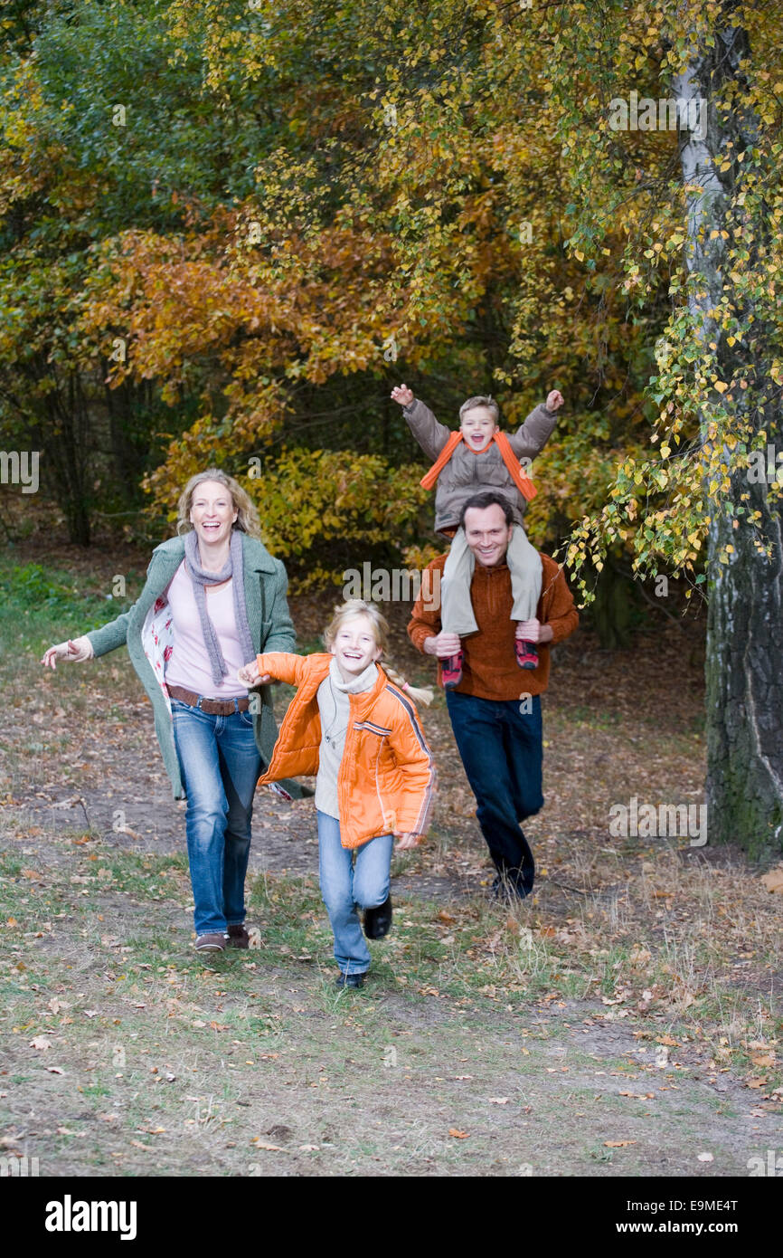 Famiglia in park insieme in autunno Foto Stock