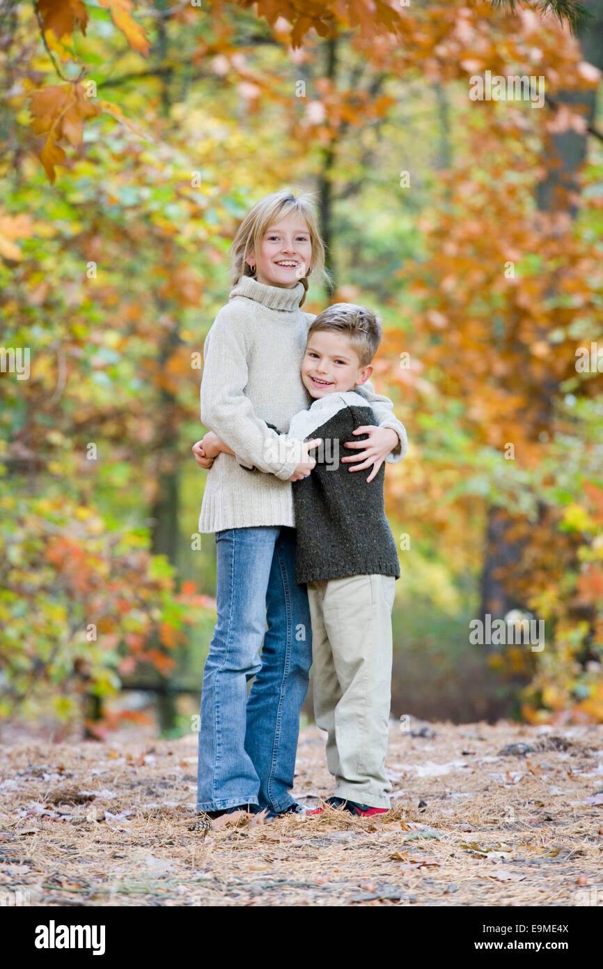 Fratello e Sorella abbracciando nel bosco Foto Stock