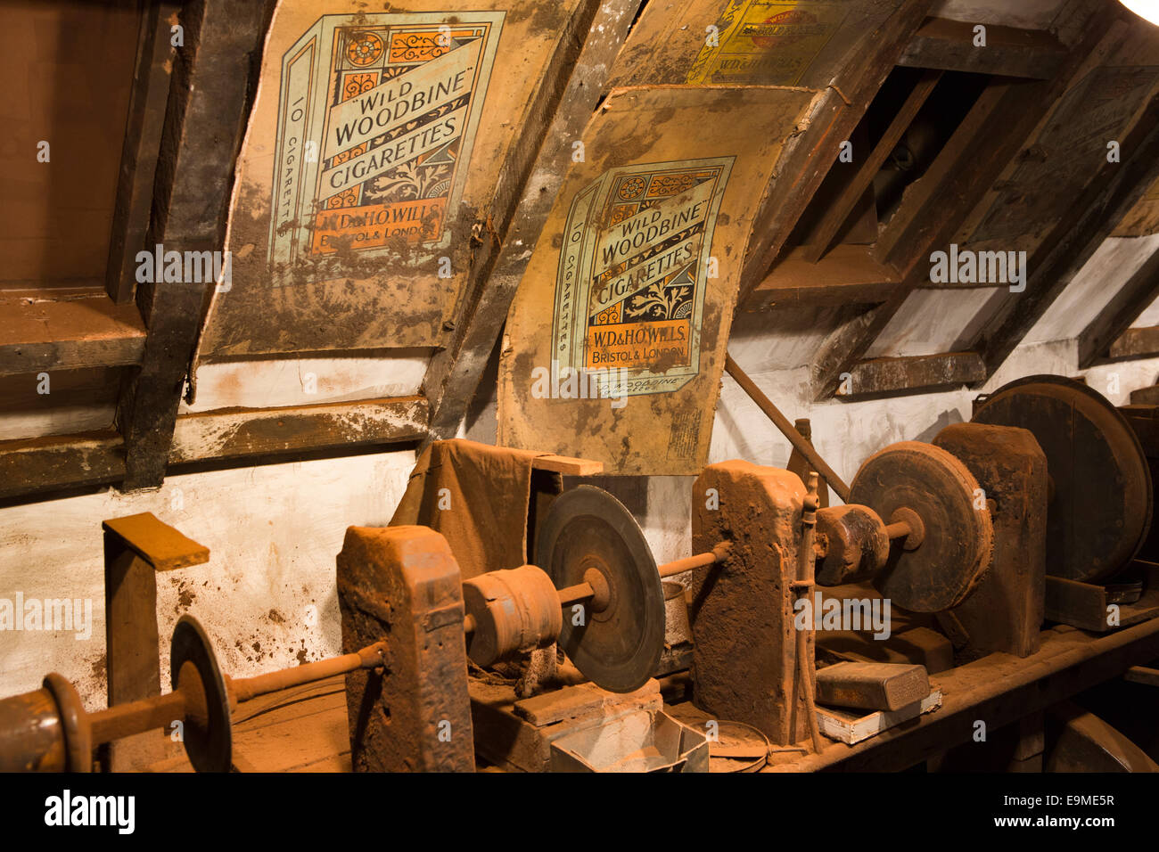 Regno Unito, Inghilterra, nello Yorkshire, Whitby, Church Street, Jet Heritage Centre, vecchia bottega scoperto murata in soffitta Foto Stock