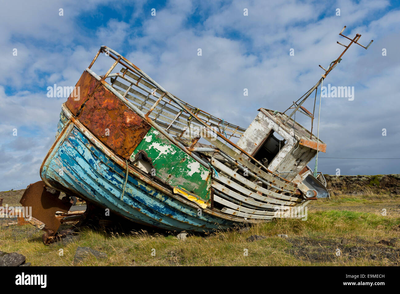 La formazione di ruggine, decadendo vecchia barca da pesca, Reykjanesskagi, penisola meridionale o di Reykjanes, Islanda Foto Stock