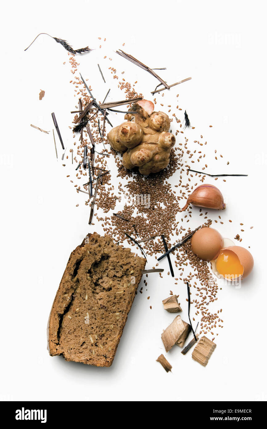 Varietà di ingredienti alimentari distribuiti su sfondo bianco Foto Stock