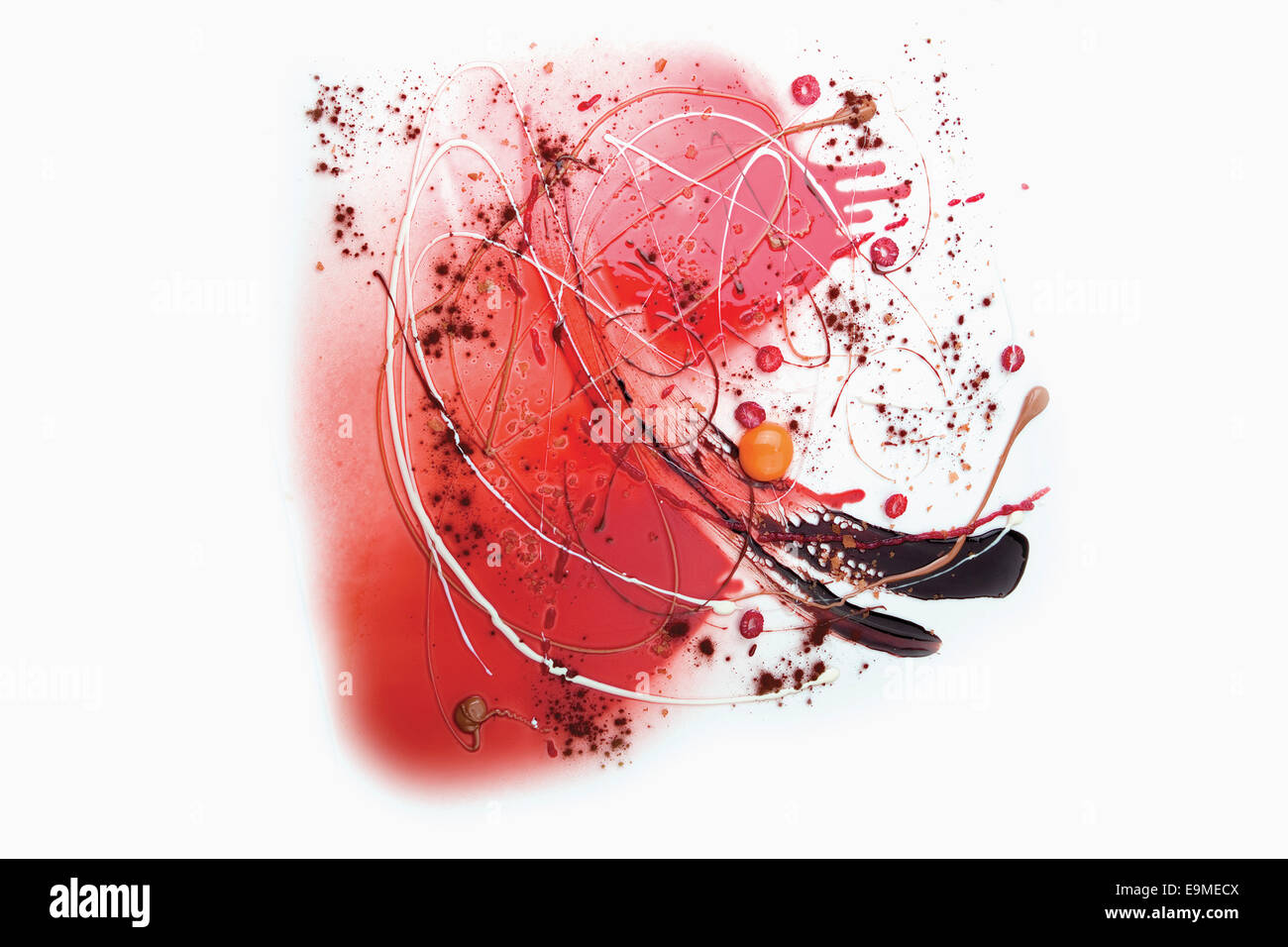 La salsa di lamponi e coco polvere sparsi su sfondo bianco Foto Stock