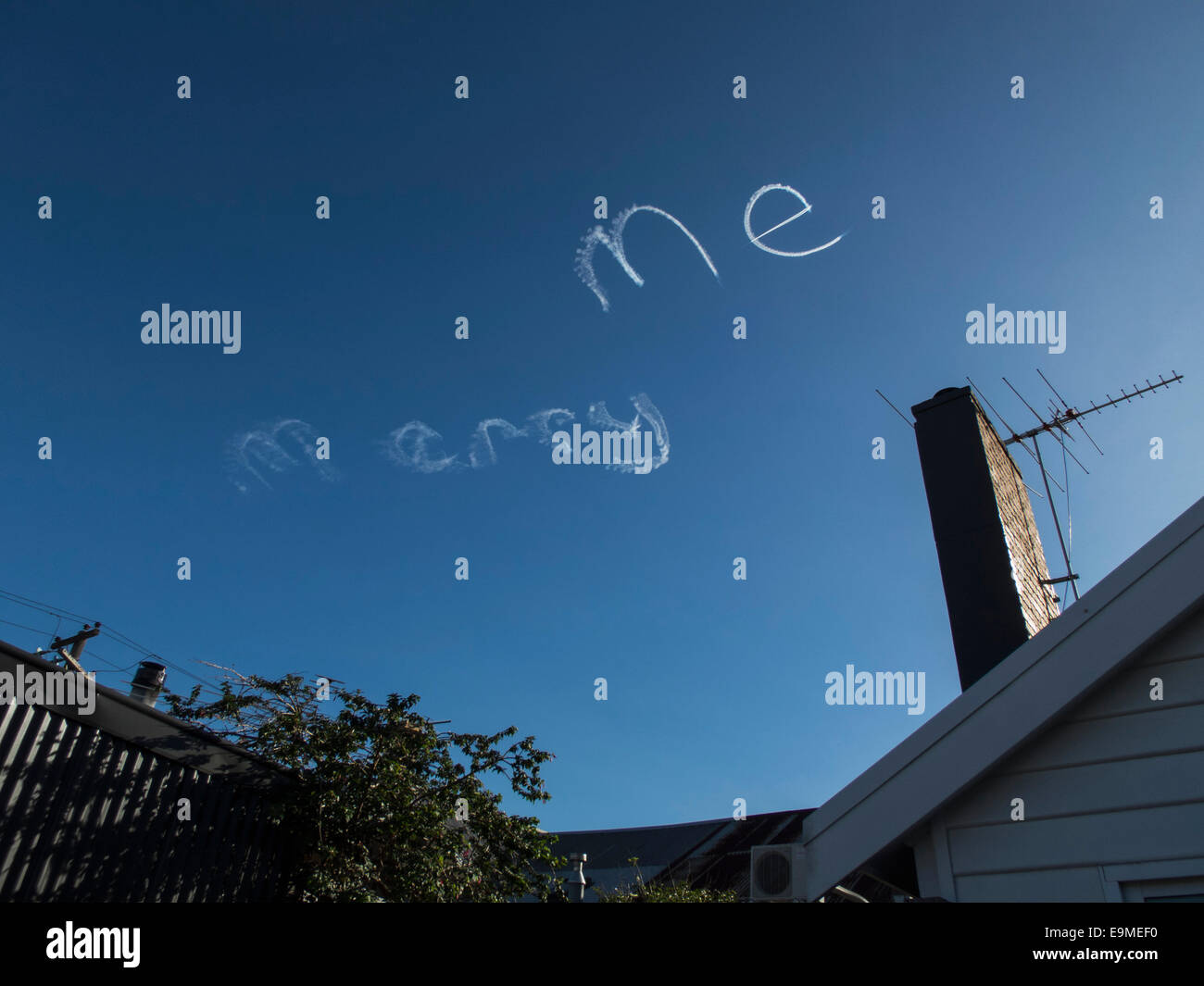 Basso angolo vista di Marry Me scritto da sentieri di vapore contro il cielo blu Foto Stock