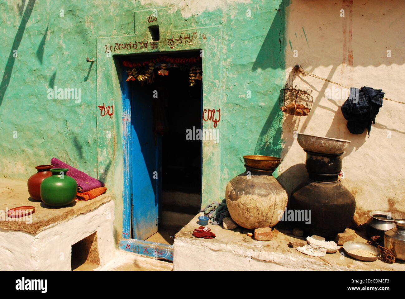 Un colorato entrata in una casa in paese, India del sud Foto Stock