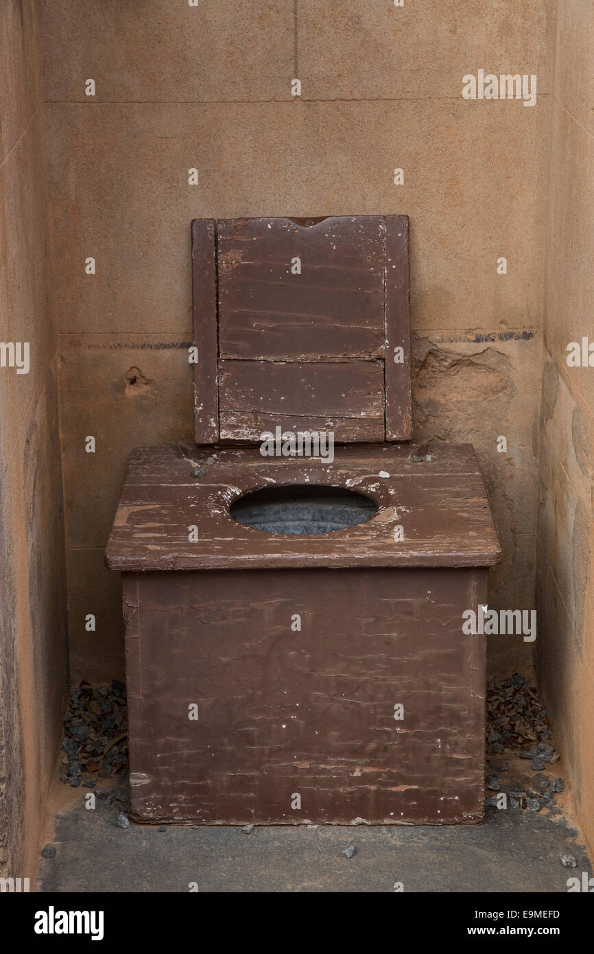 Abbandonato il sedile del gabinetto all'aperto Foto Stock