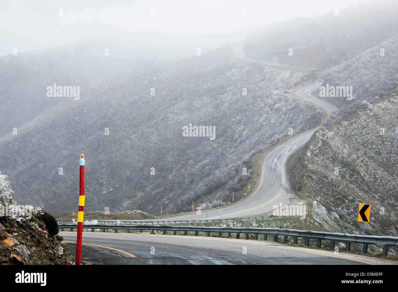 Angolo di alta vista della strada di montagna nella nebbia meteo Foto Stock