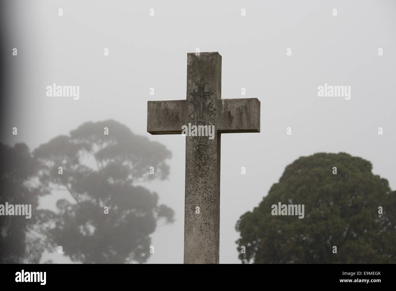 Croce al cimitero contro il cielo chiaro, Melbourne, Victoria, Australia Foto Stock