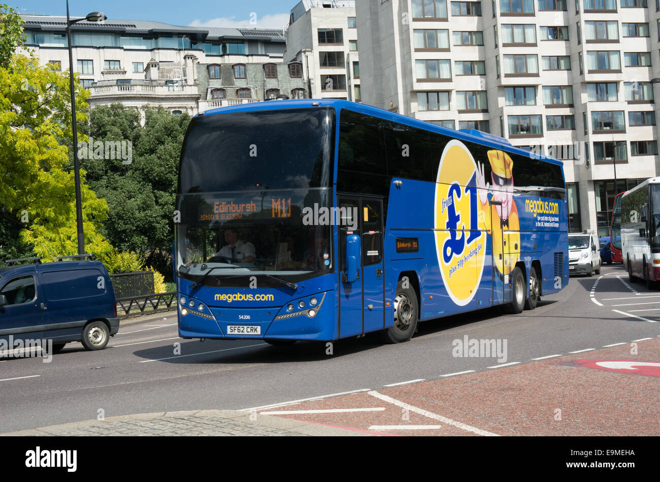 Stagecoach Megabus Volvo B11RT con Plaxton corpo scorre lungo Park Lane voce per Edinburgh Foto Stock